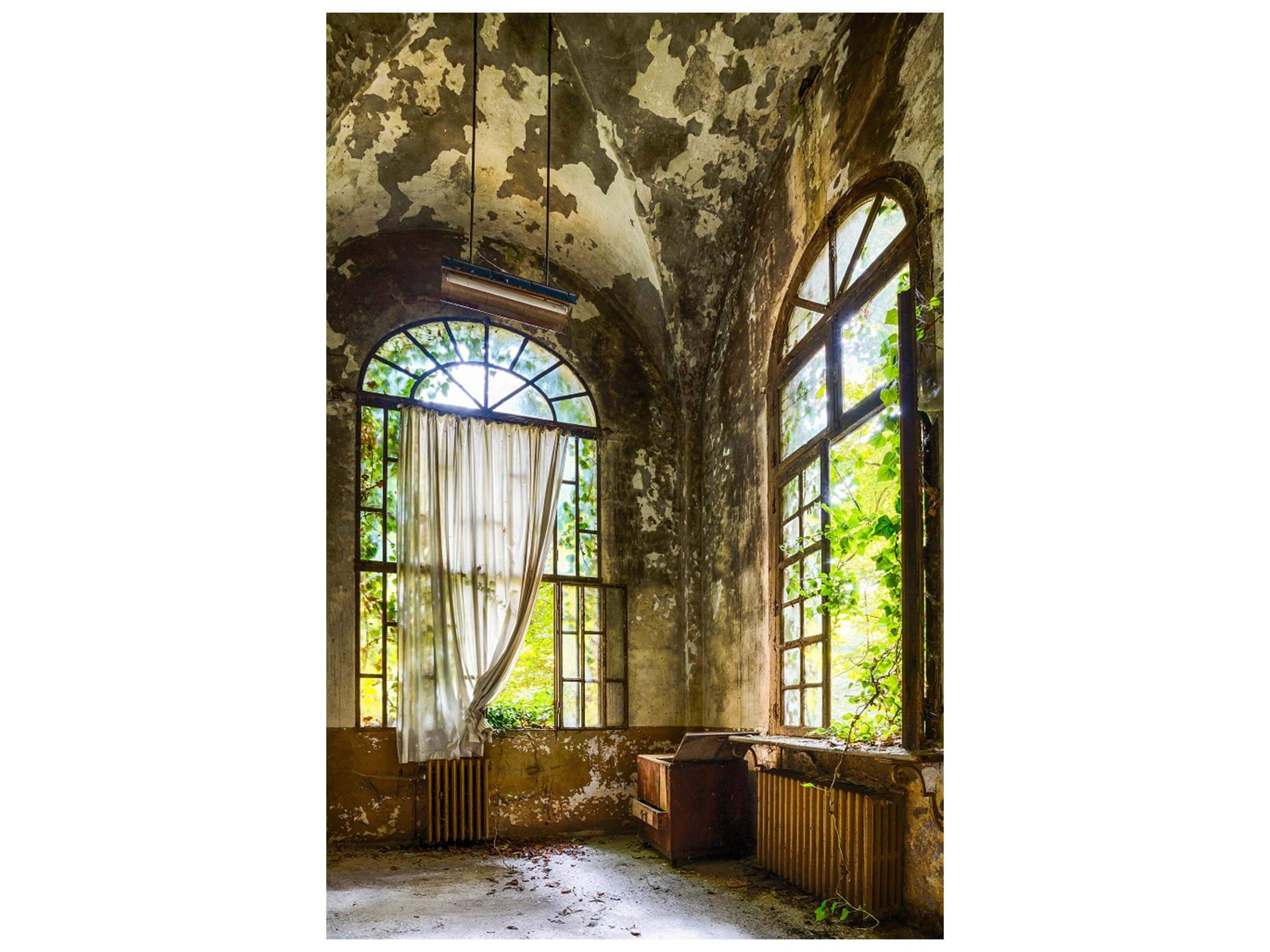 image LAND Digitaldruck auf Glas Raum in Verlassener Villa  | Schubiger Möbel