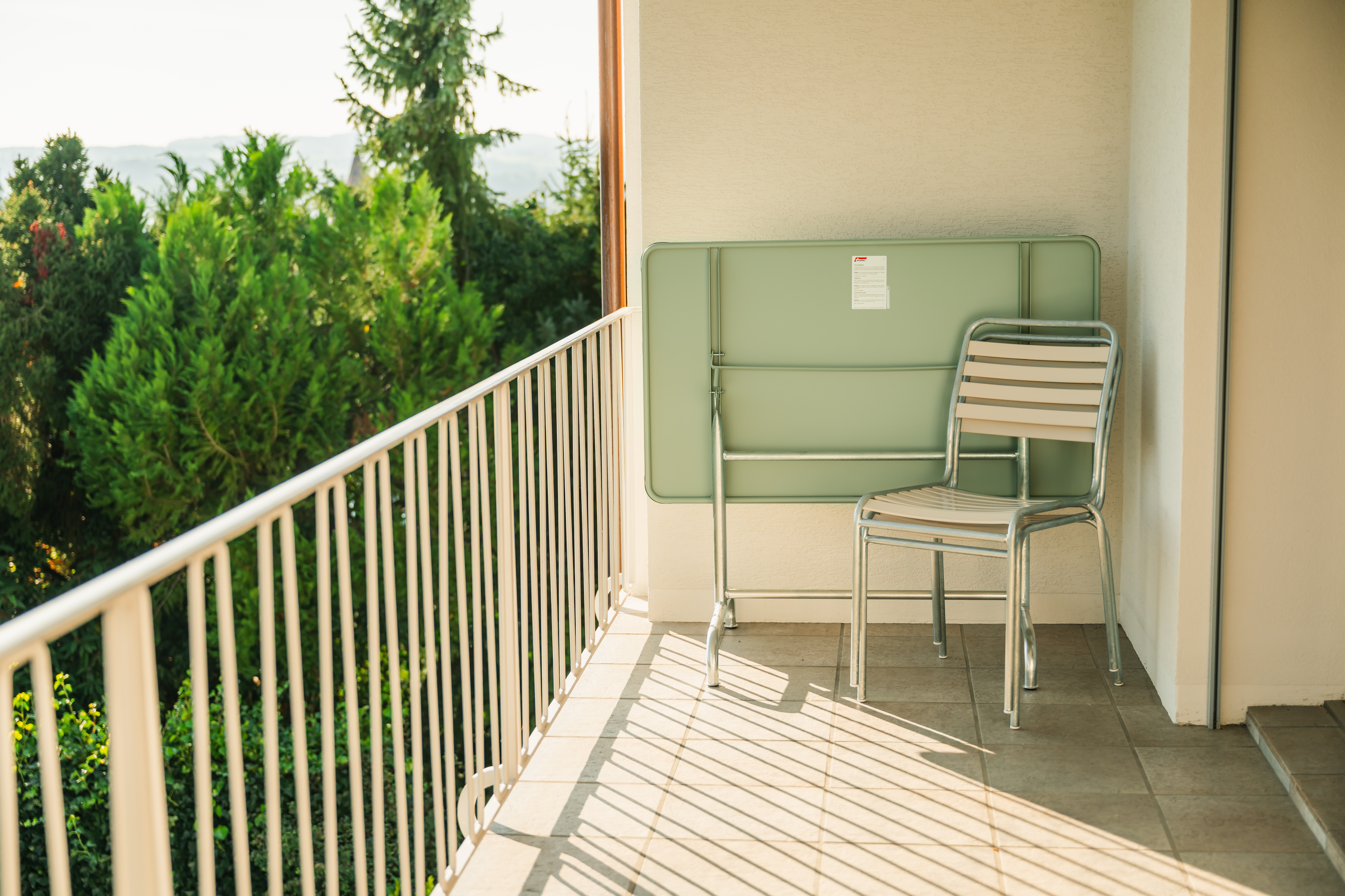 Table en métal Rigi d'Schaffner / Couleur : champagne / Dimensions : 120 x 70 cm