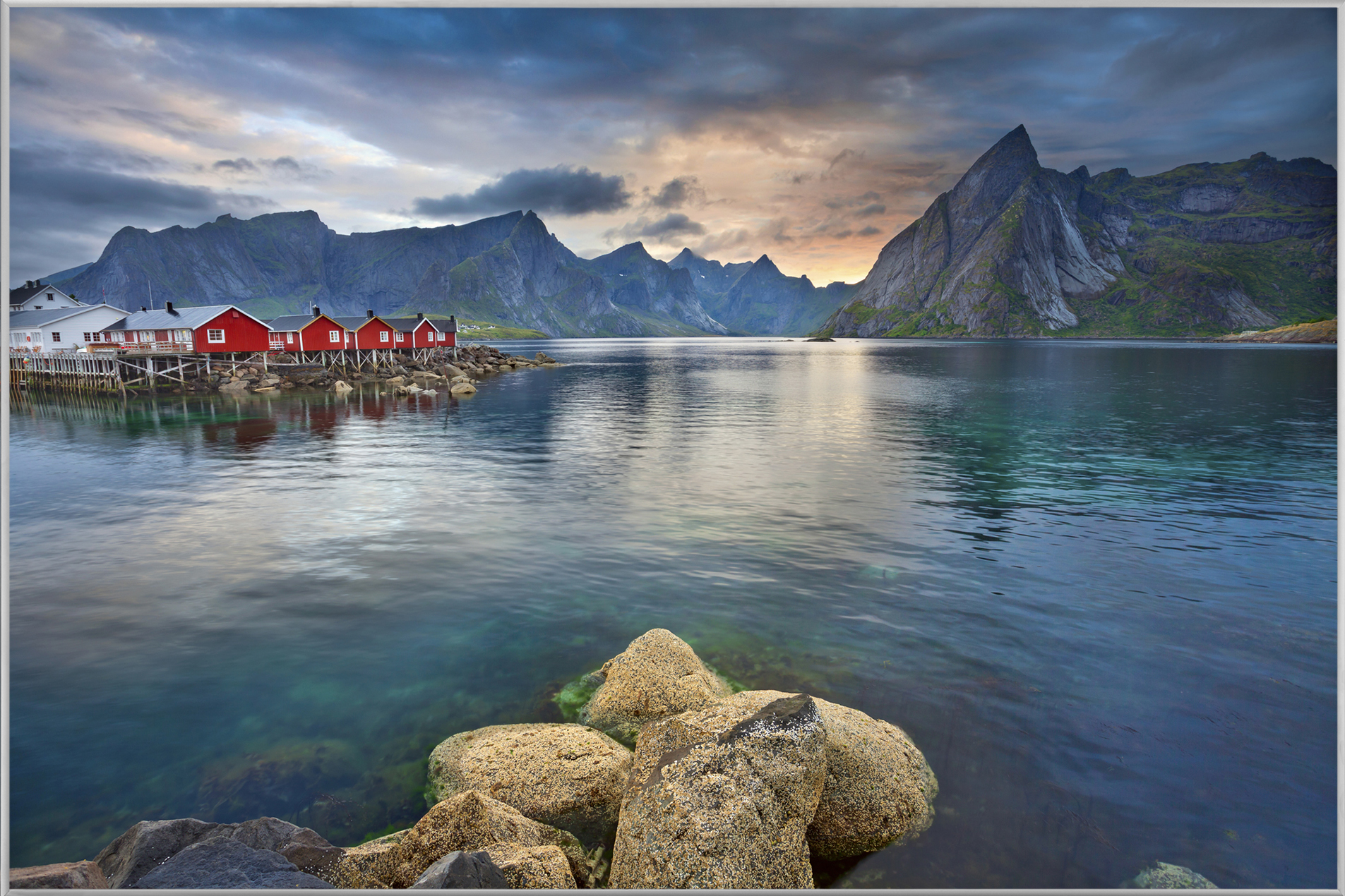 Bild mit Rahmen Skandinavisches Dorf am Fjord 2 image LAND