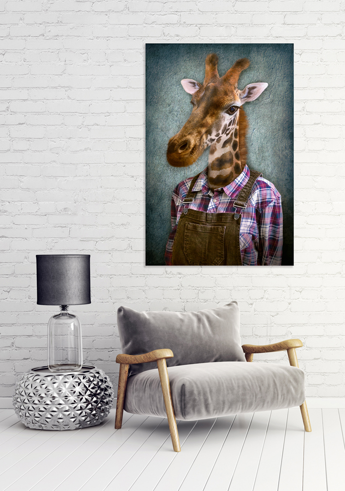 Alubild-Giraffe mit Latzhose-image LAND