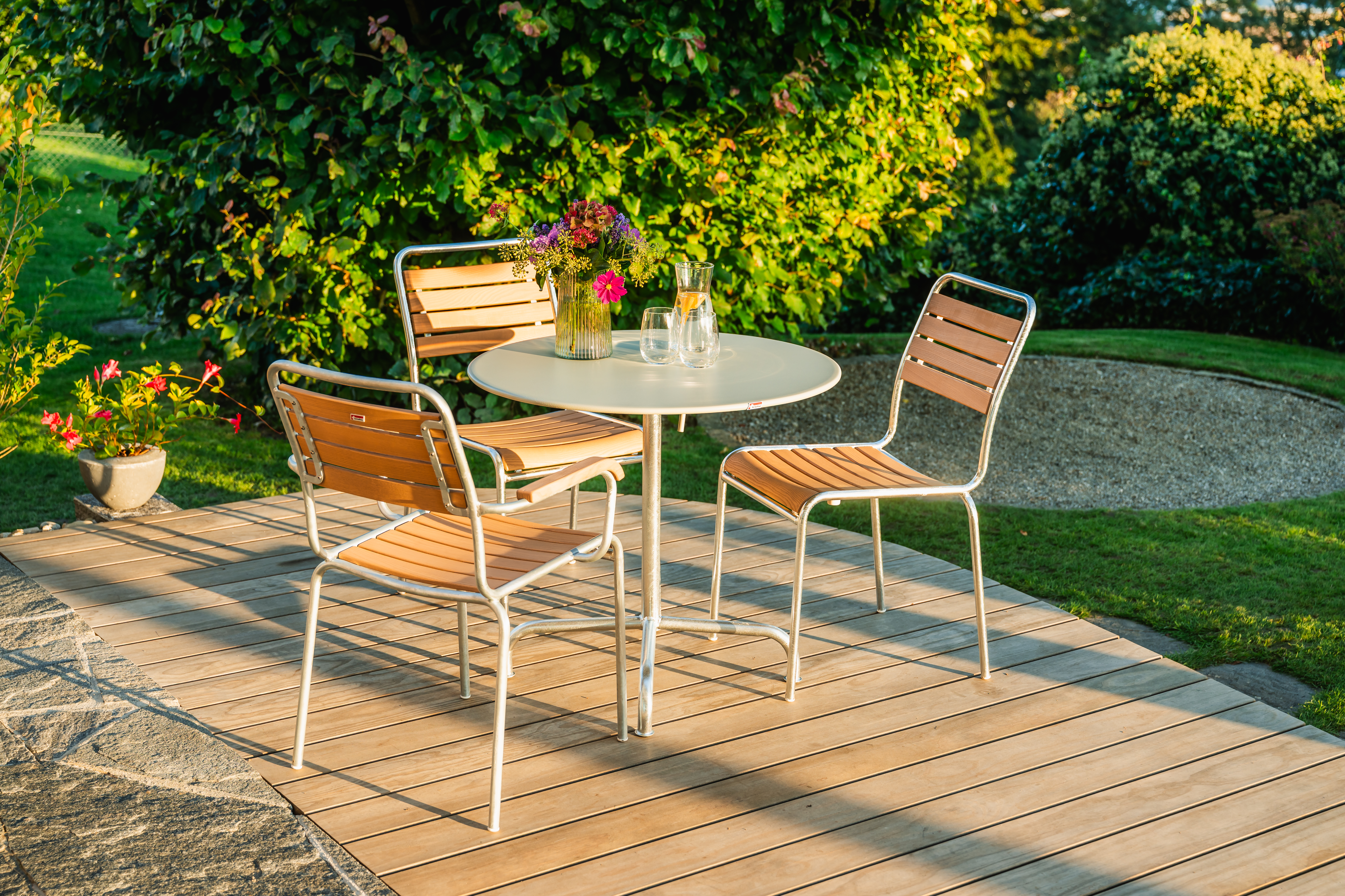 Holzlatten-Stuhl Rigi mit Armlehnen Schaffner / Farbe: Rot