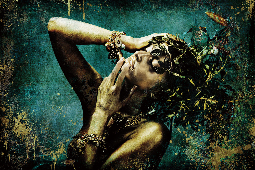 image LAND Glasbild Schönheit mit Blätterschmuck  | Schubiger Möbel