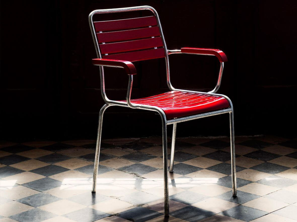 Holzlatten-Stuhl Rigi mit Armlehnen Schaffner / Farbe: Rot