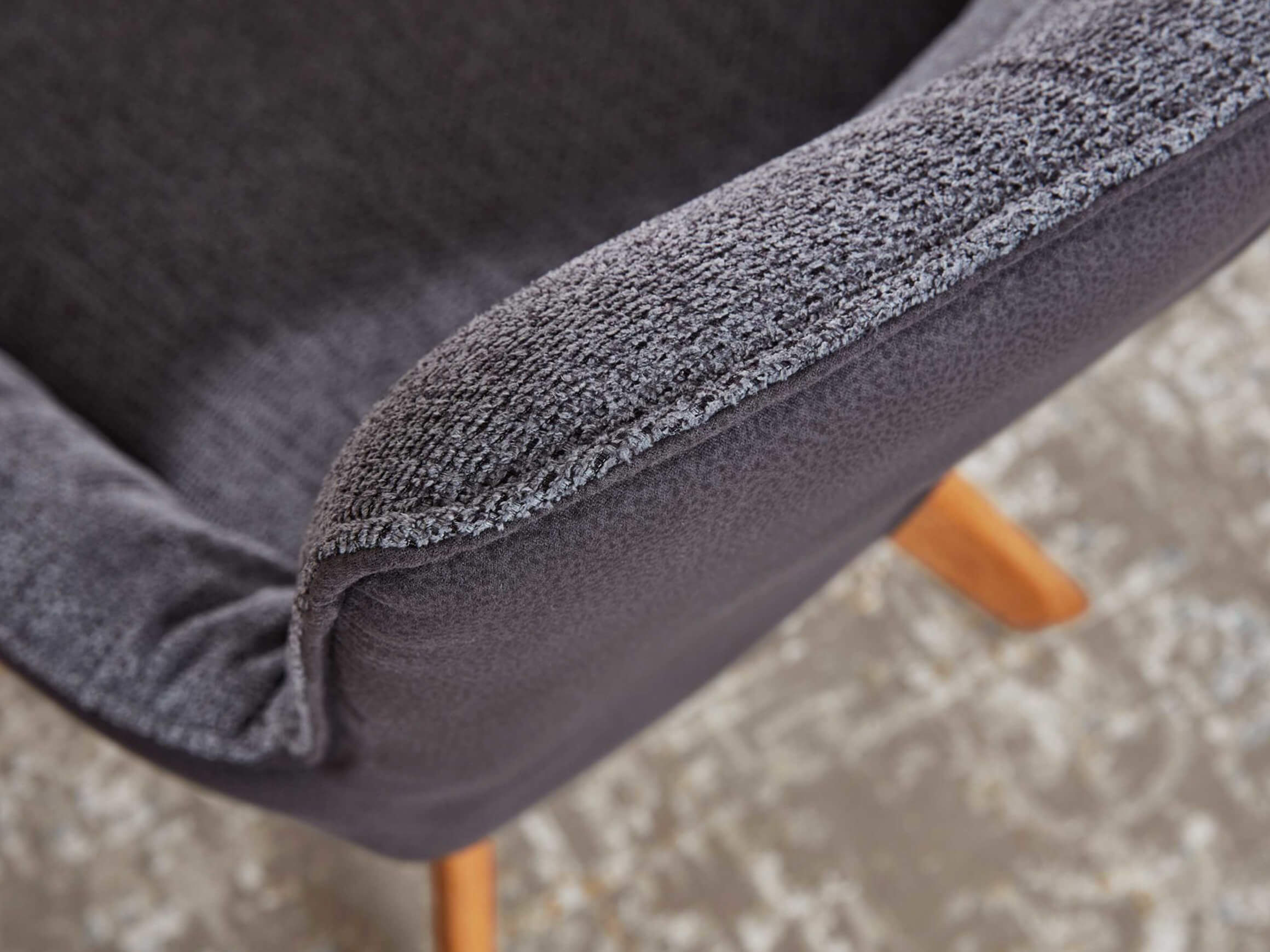 Drehstuhl Pancho Eiche Massiv Niehoff / Farbe: Graphit / Bezugsmaterial: Microfaser Stoff