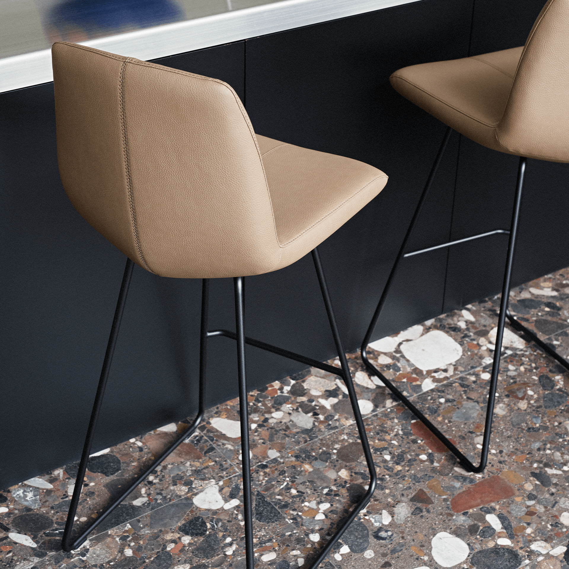 Barhocker Caron Leolux / Farbe: Avocado / Bezugsmaterial: Stoff