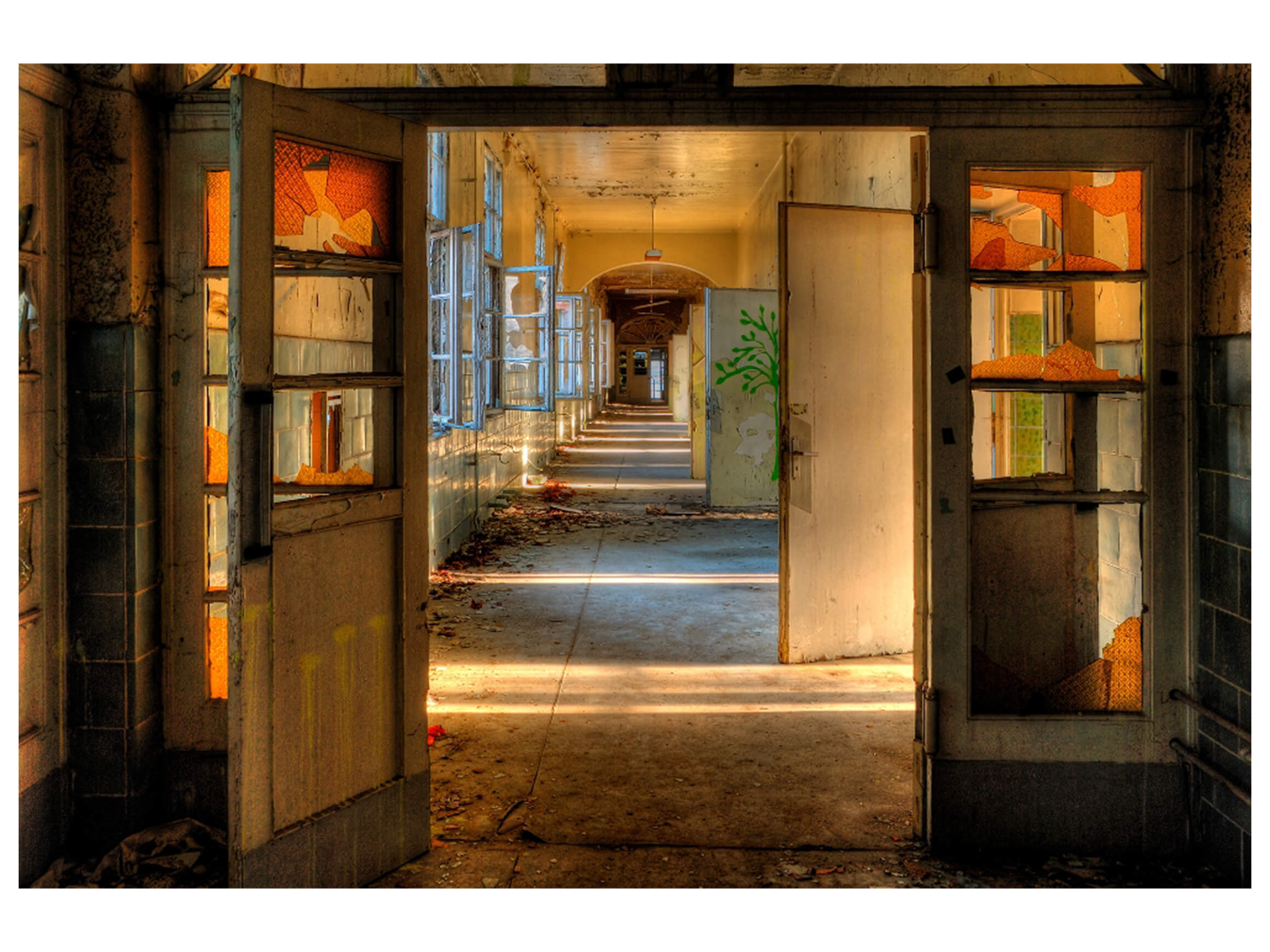 Digitaldruck auf Glas Lost Place Flur 3 image LAND