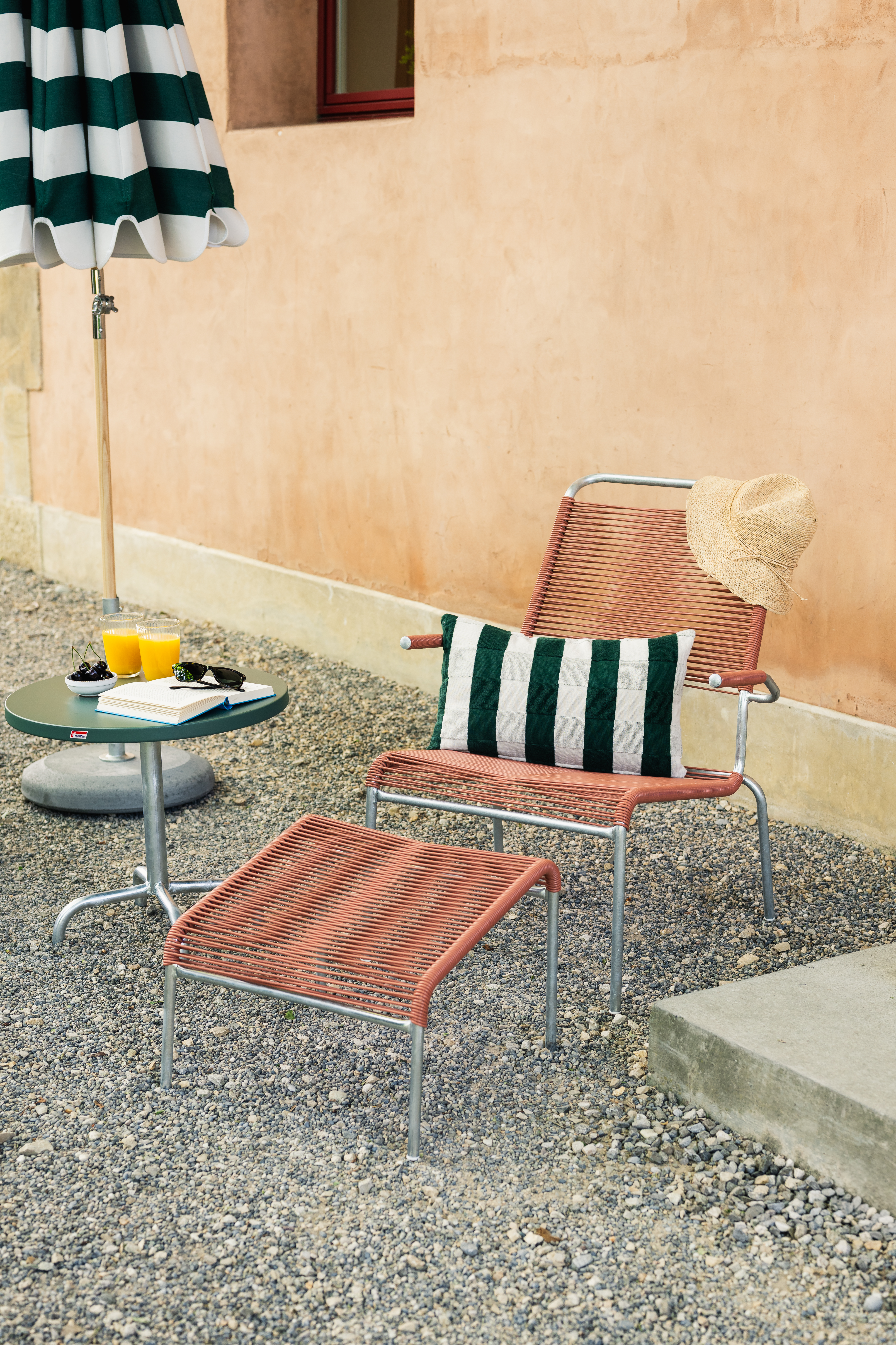 Kufen-Spaghetti-Lounger Säntis mit Lehne / Hochlehner von Schaffner / Farbe: Pastellsand / Grösse: 68 x 85 cm