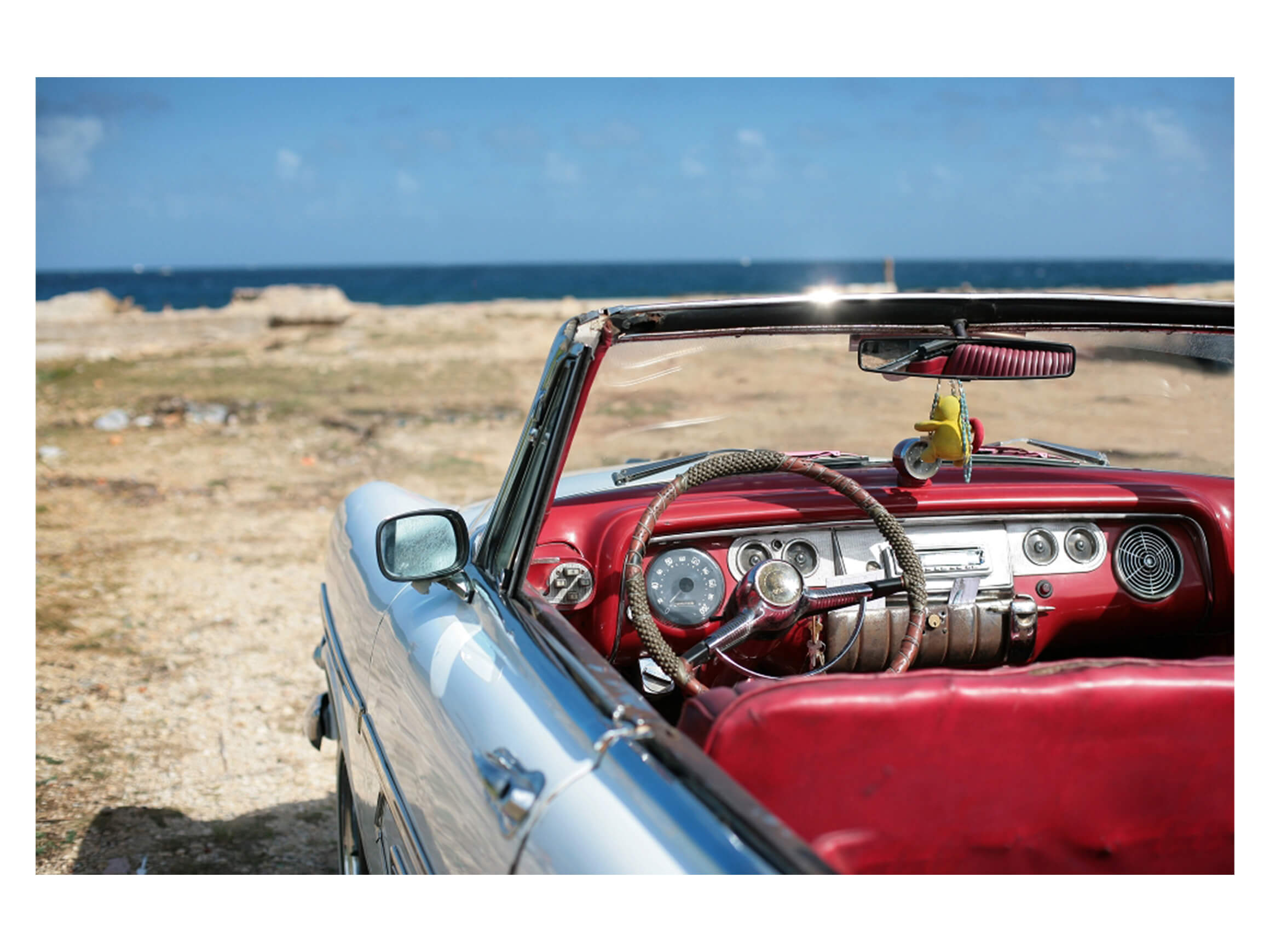 Digitaldruck auf Acrylglas Oldtimer am Strand image LAND / Grösse: 150 x 100 cm