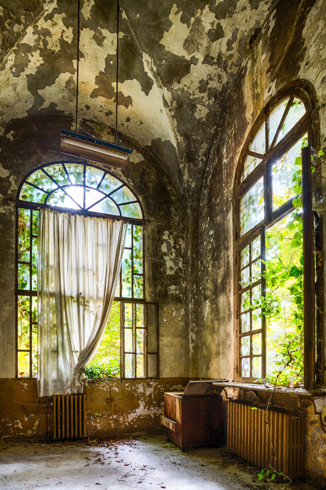 Alubild-Raum in Verlassener Villa-image LAND