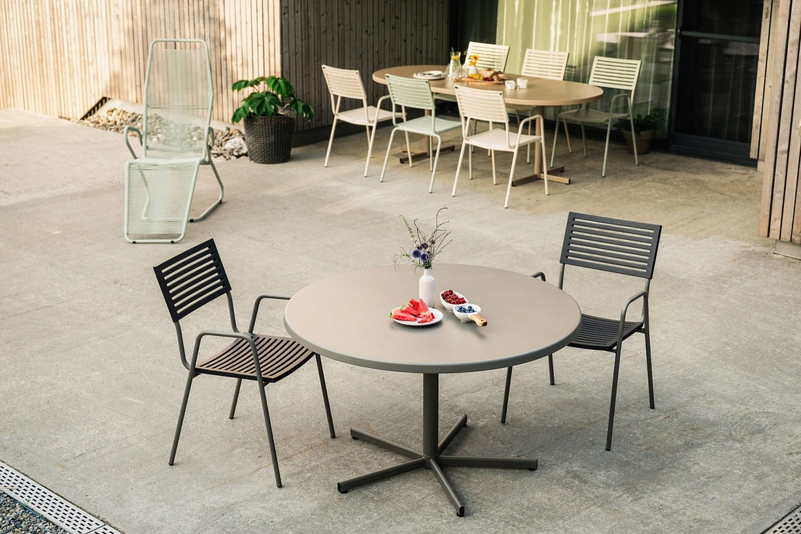 Gartenstuhl Lamello von Schaffner / Farbe: Pastellsand / Grösse: 56 x 59 cm