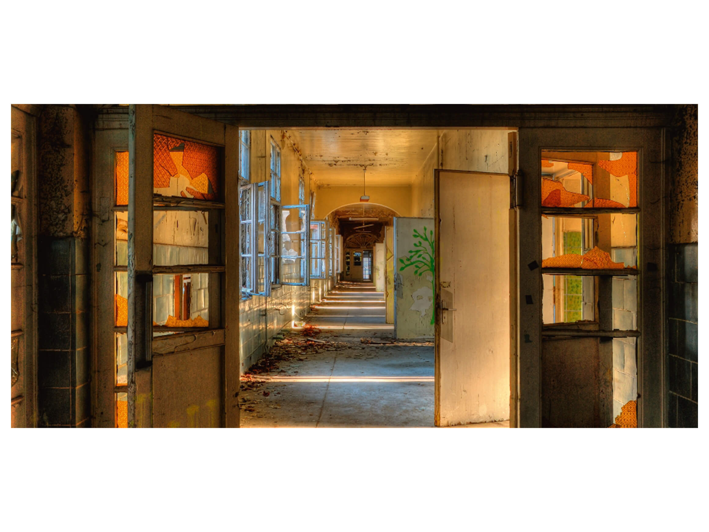 Digitaldruck auf Glas Lost Place Flur 3 image LAND