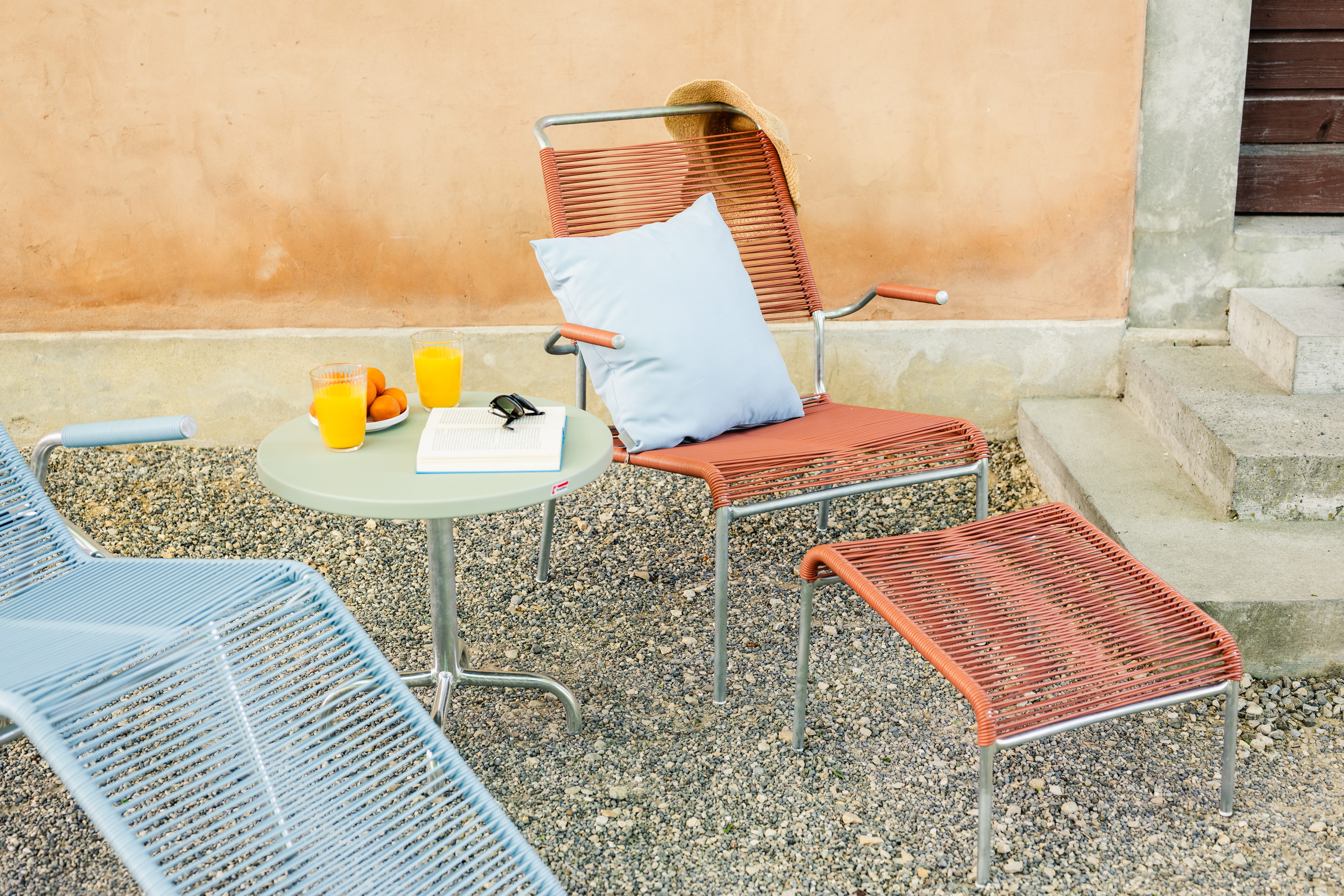 Kufen-Spaghetti-Lounger Säntis mit Lehne / Hochlehner Feuerverzinkt von Schaffner / Farbe: Pastellbraun / Grösse: 68 x 85 cm