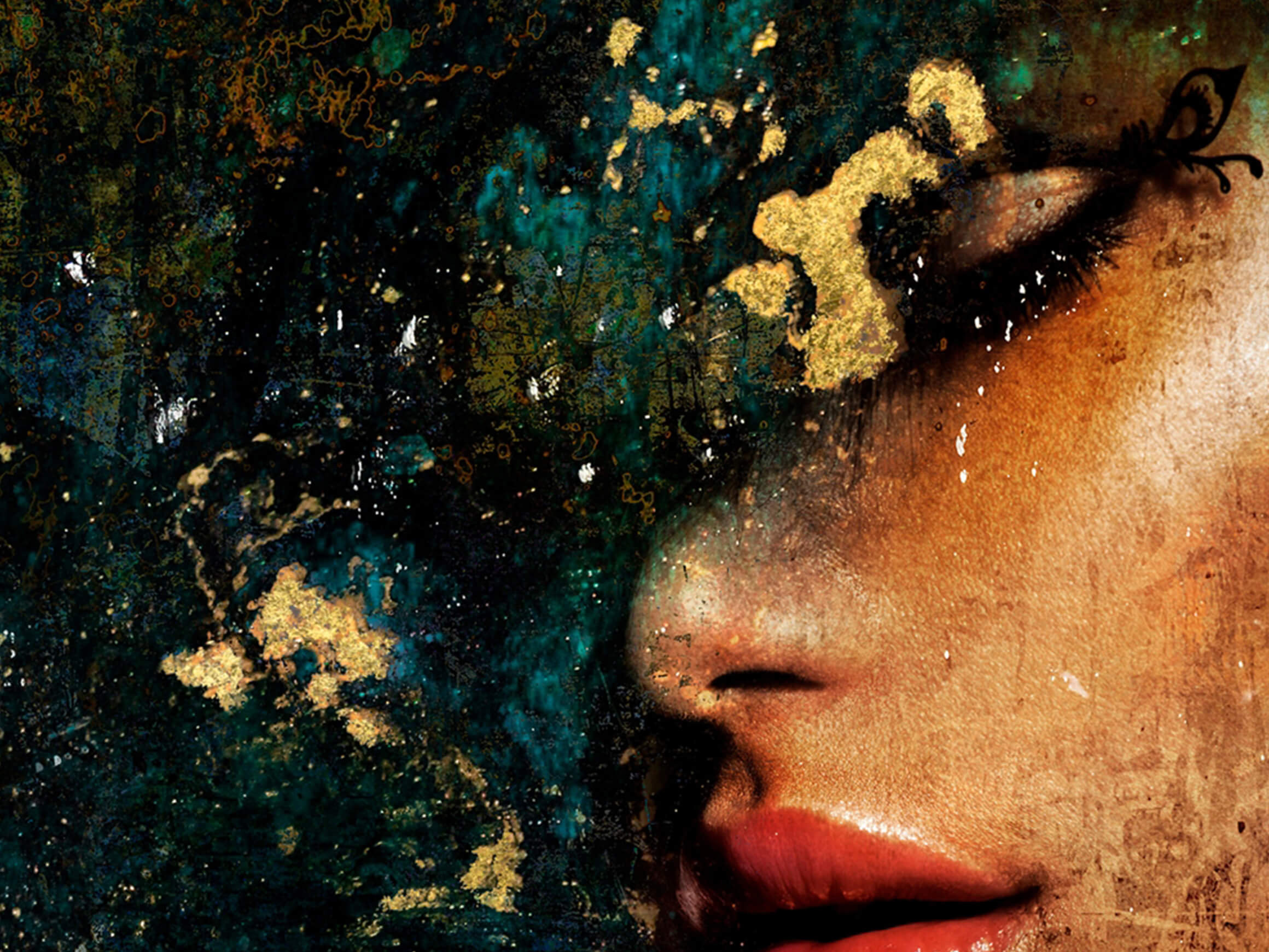 Digitaldruck auf Glas Dunkle Schönheit mit Jadefarbenem Kettenschmuck image LAND