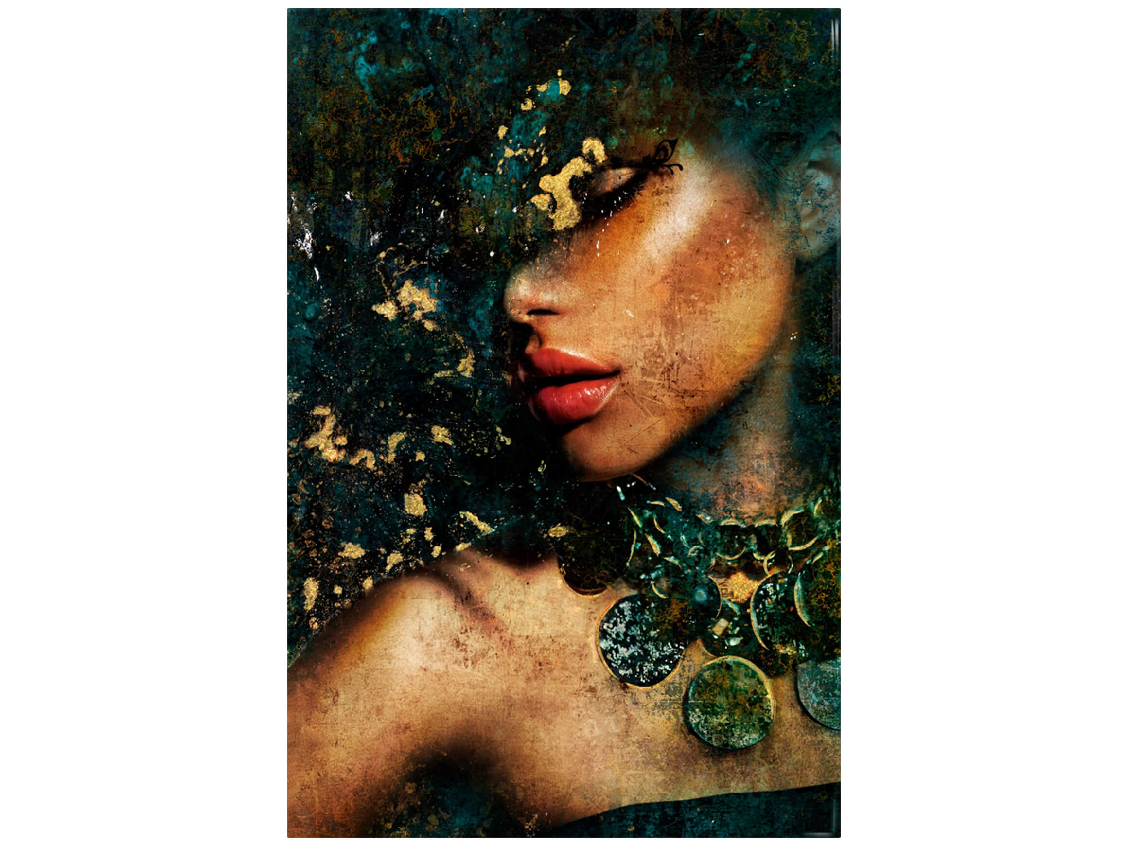 Digitaldruck auf Glas Dunkle Schönheit mit Jadefarbenem Kettenschmuck image LAND