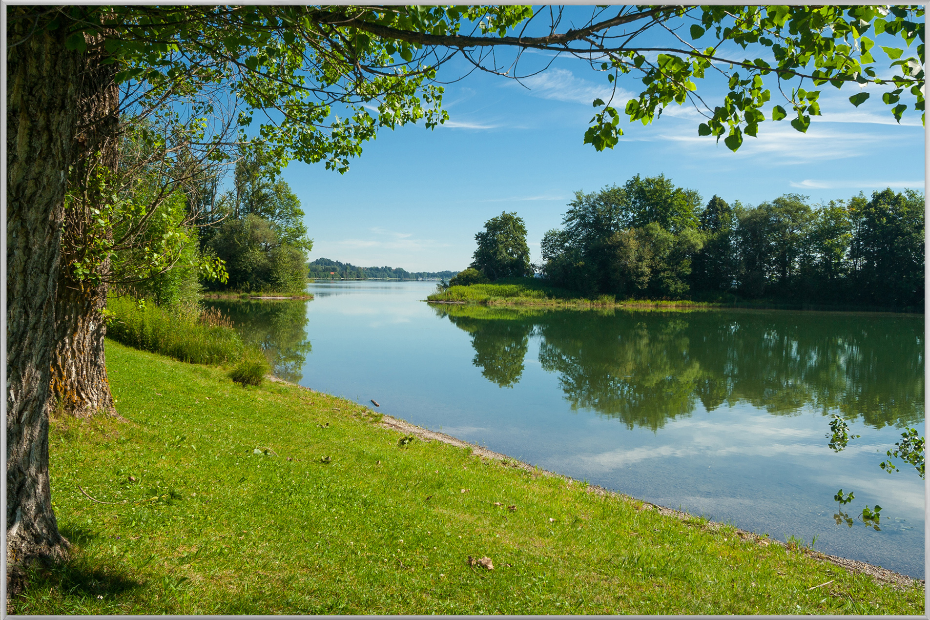 Bild mit Rahmen Ruhiger Flusslauf image LAND