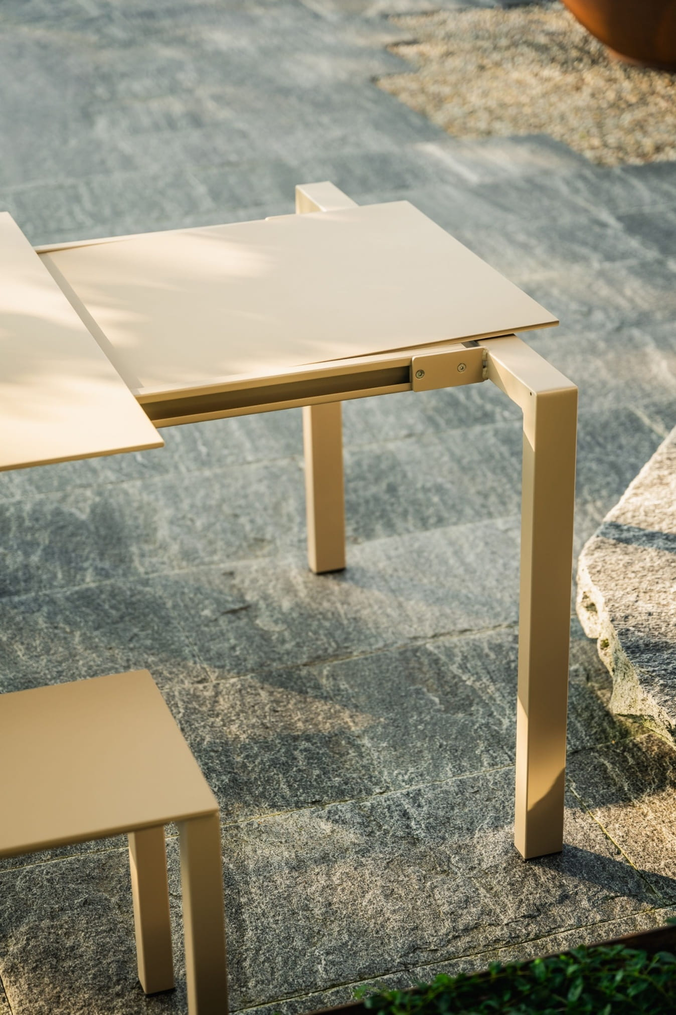 Auszugstisch Luzern von Schaffner / Farbe: Pastellblau / Grösse: 220/280 x 100 cm