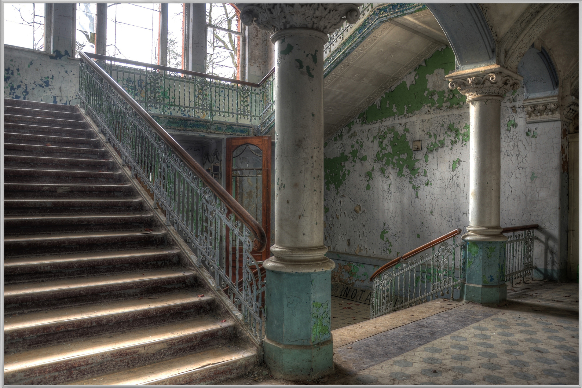 Bild mit Rahmen Lost Place Treppenhaus 1 image LAND
