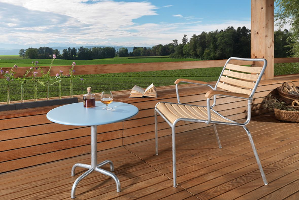 Lounge en bois Rigi avec accoudoirs galvanisé à chaud de Schaffner / Couleur : rouge / Dimensions : 50 x 78 cm