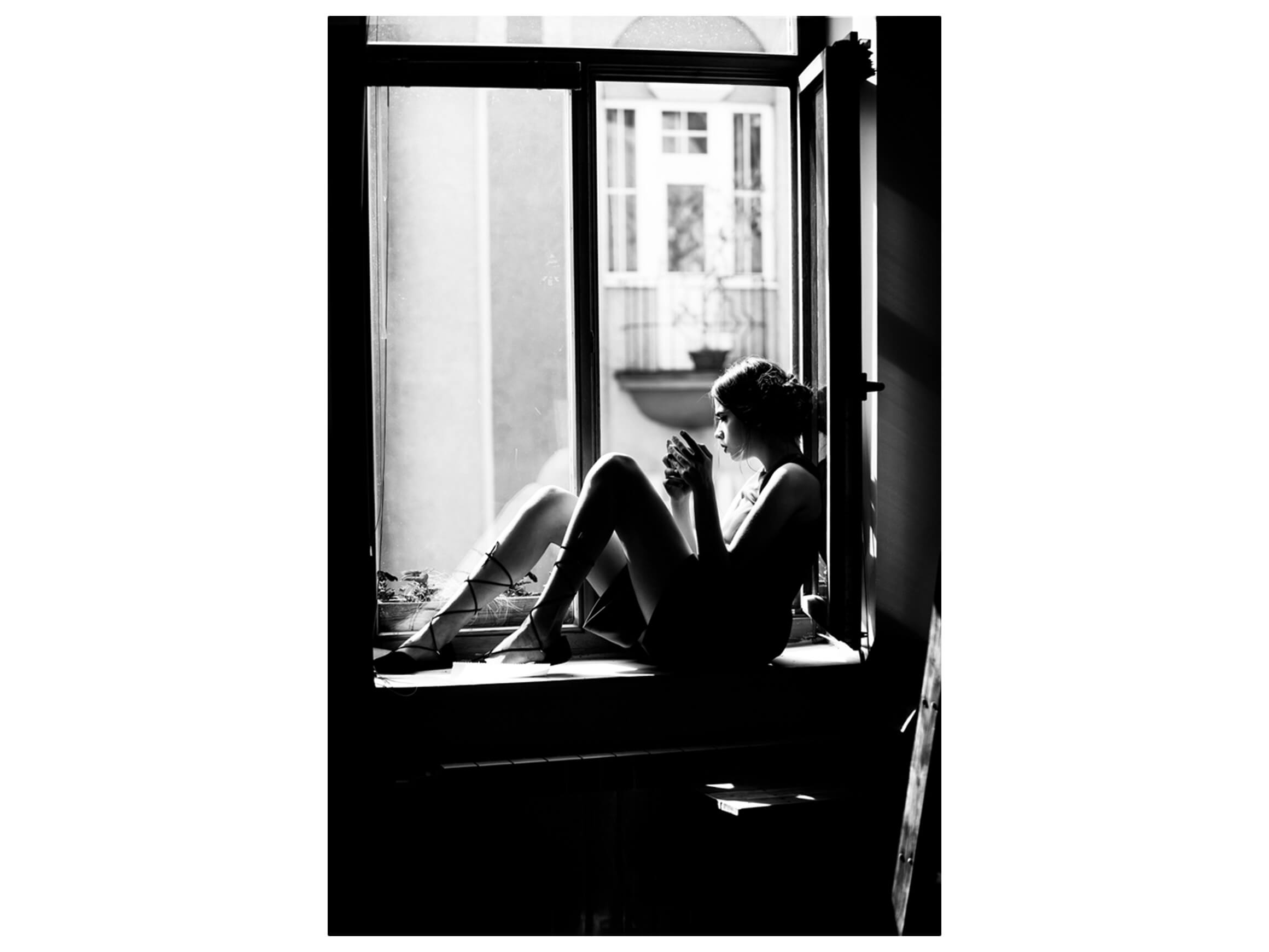 Digitaldruck auf Glas Frau Auf Der Fensterbank image LAND