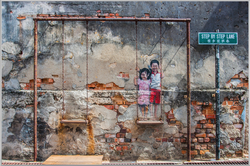 Bild mit Rahmen-Street Art mit Schaukel-image LAND
