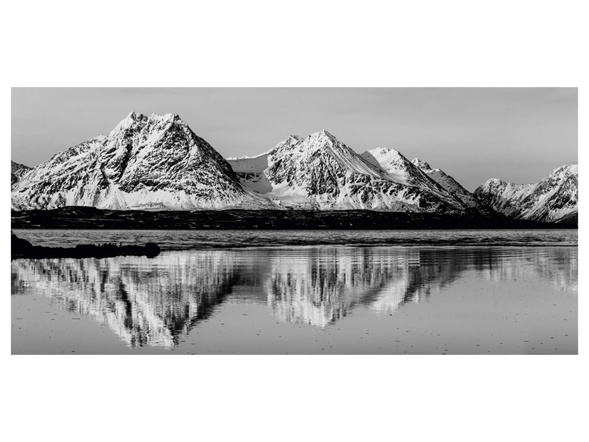 Digitaldruck auf Acrylglas Spiegelnde Winterberge image LAND / Grösse: 140 x 66 cm