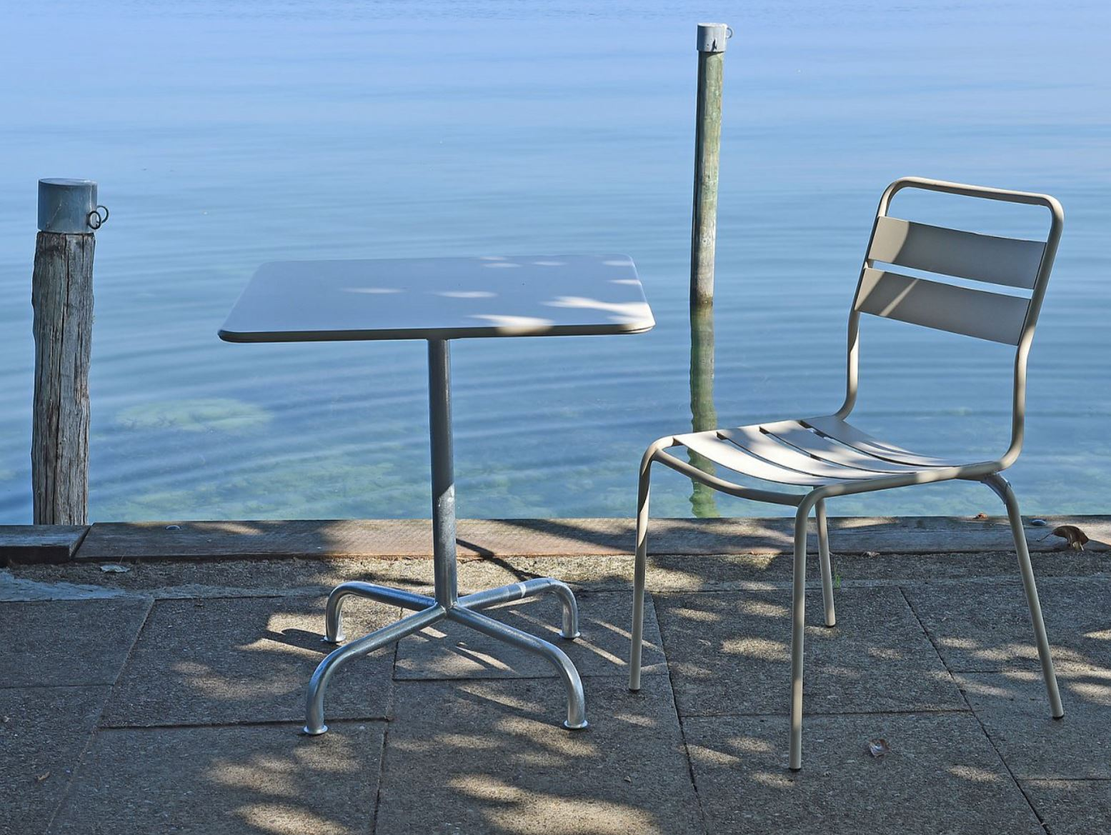 Metall-Lattenstuhl Glarus Schaffner / Farbe: Pastellbraun