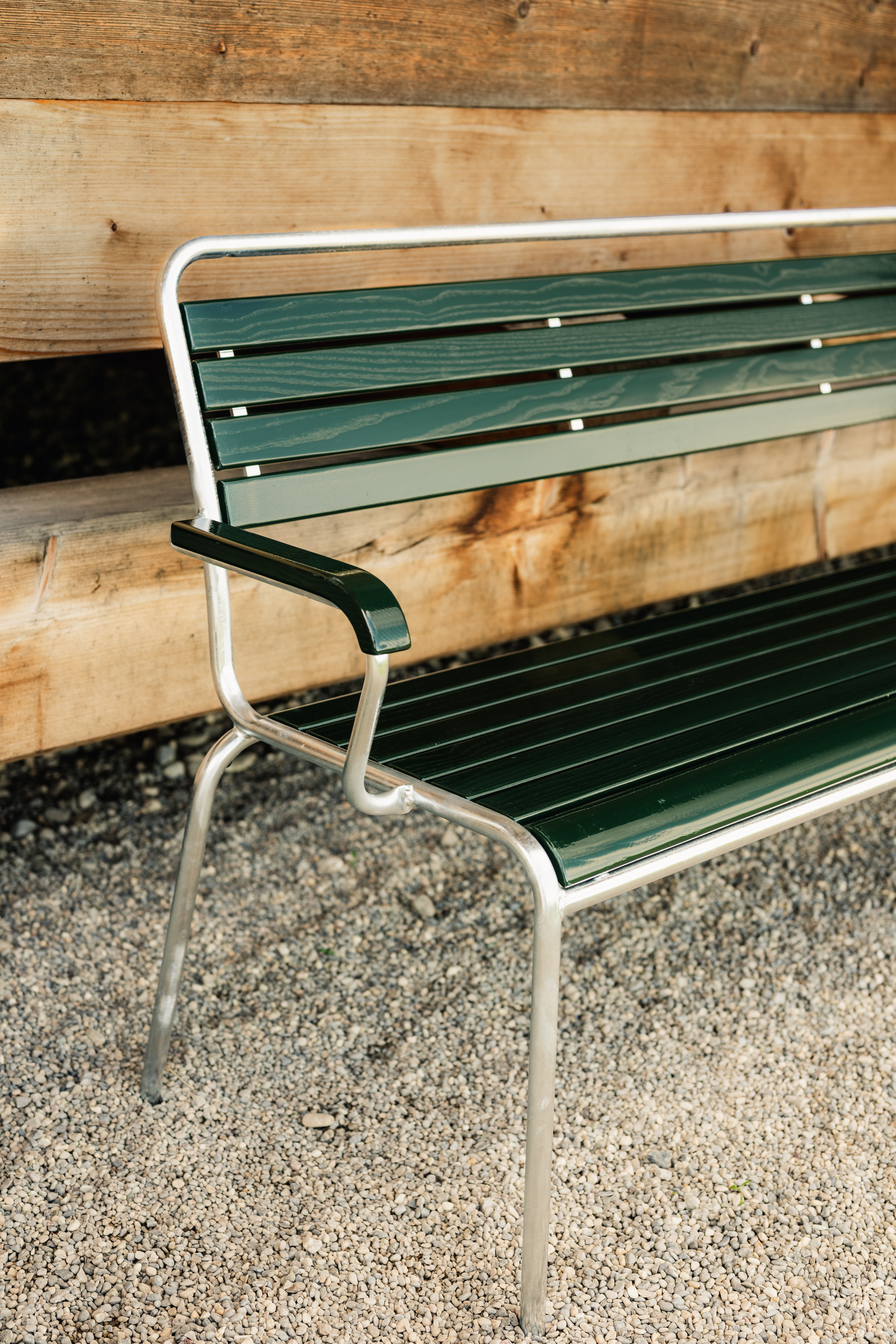 Holzlatten-3er-Bank Rigi mit Armlehnen von Schaffner / Farbe: Rot / Grösse: 164 x 61 cm