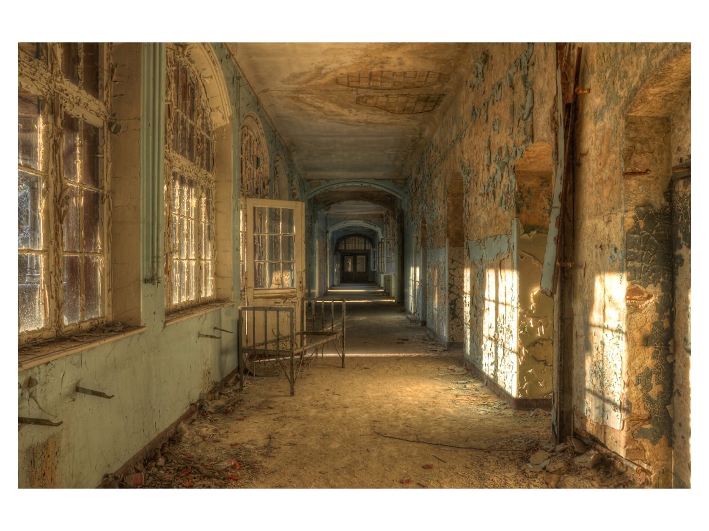 Digitaldruck auf Acrylglas Lost Place Flur 2 image LAND / Grösse: 150 x 100 cm