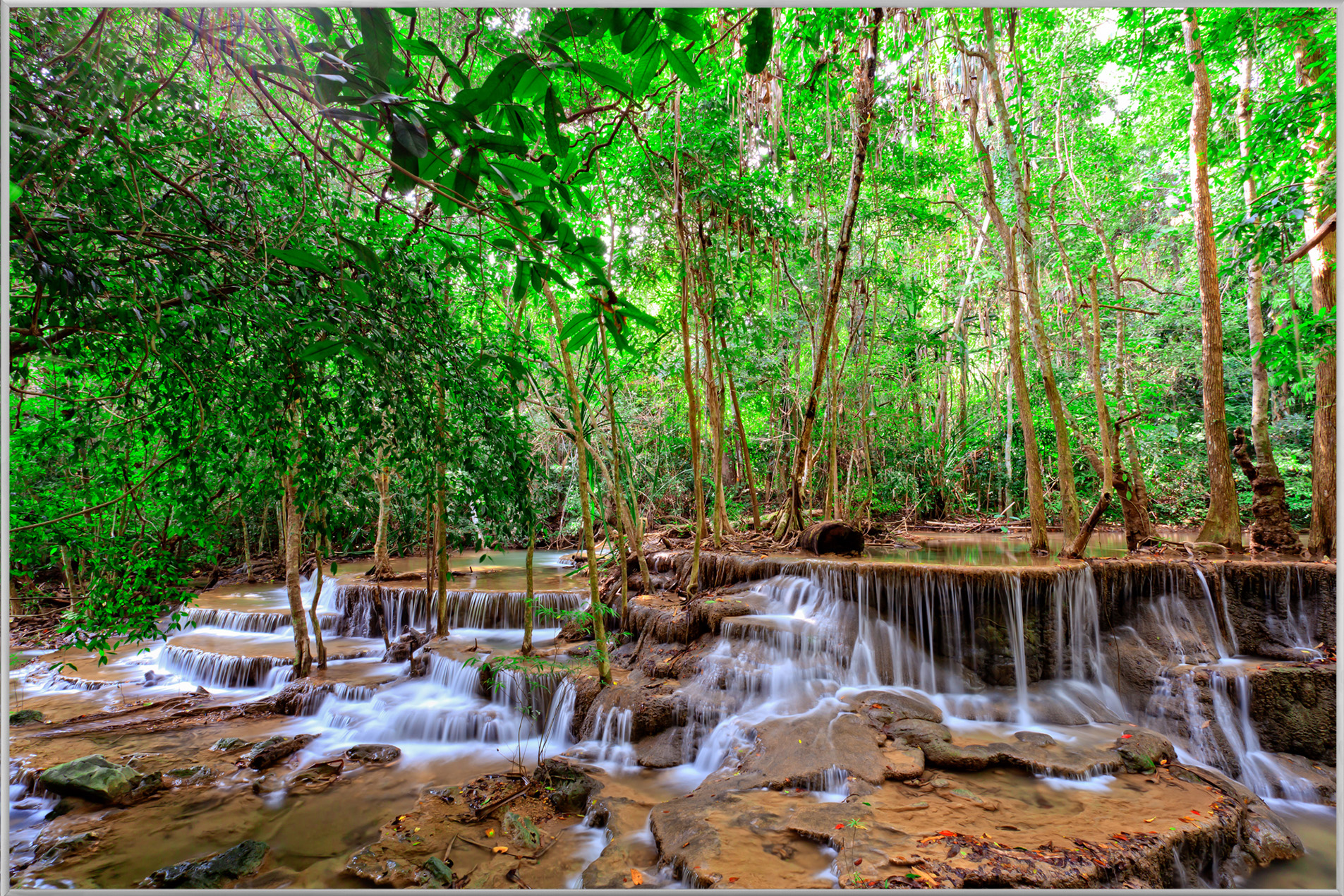 Bild mit Rahmen Kleiner Wasserfall im Wald 1 image LAND