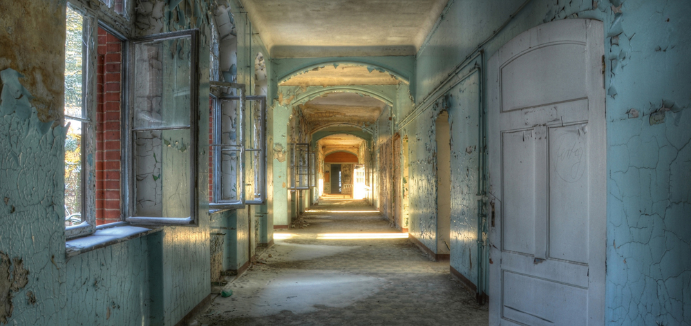 Alubild Lost Place Flur 1 image LAND