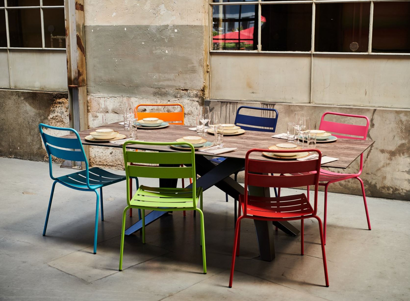 Metall-Lattenstuhl Glarus Schaffner / Farbe: Pastellbraun