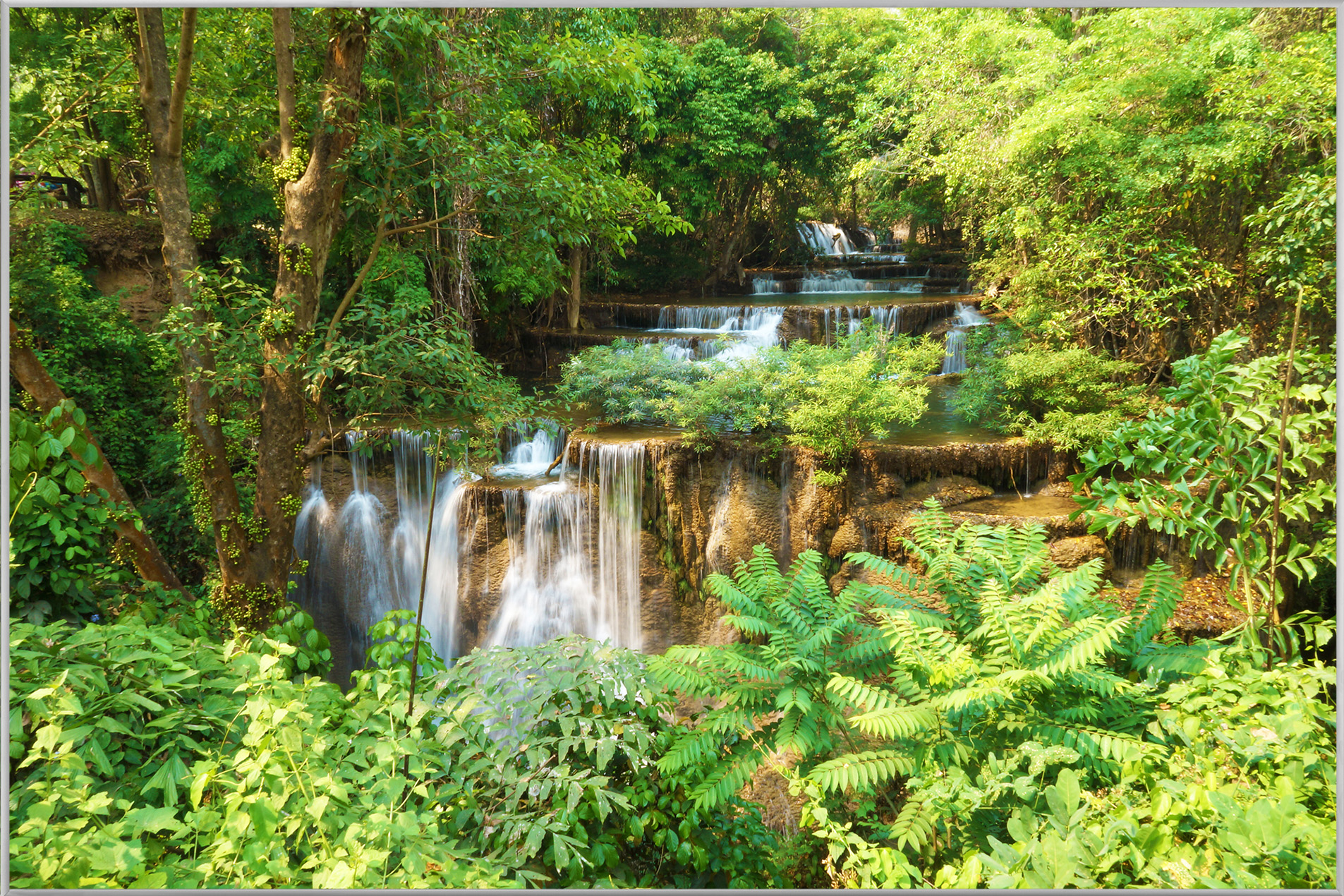Bild mit Rahmen-Kleiner Wasserfall im Wald 2-image LAND