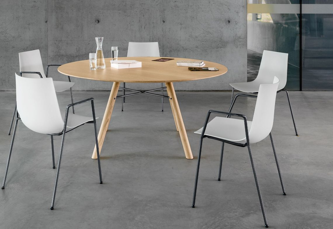 Stuhl Nava mit Armlehnen Girsberger / Farbe: Schlamm, Material: