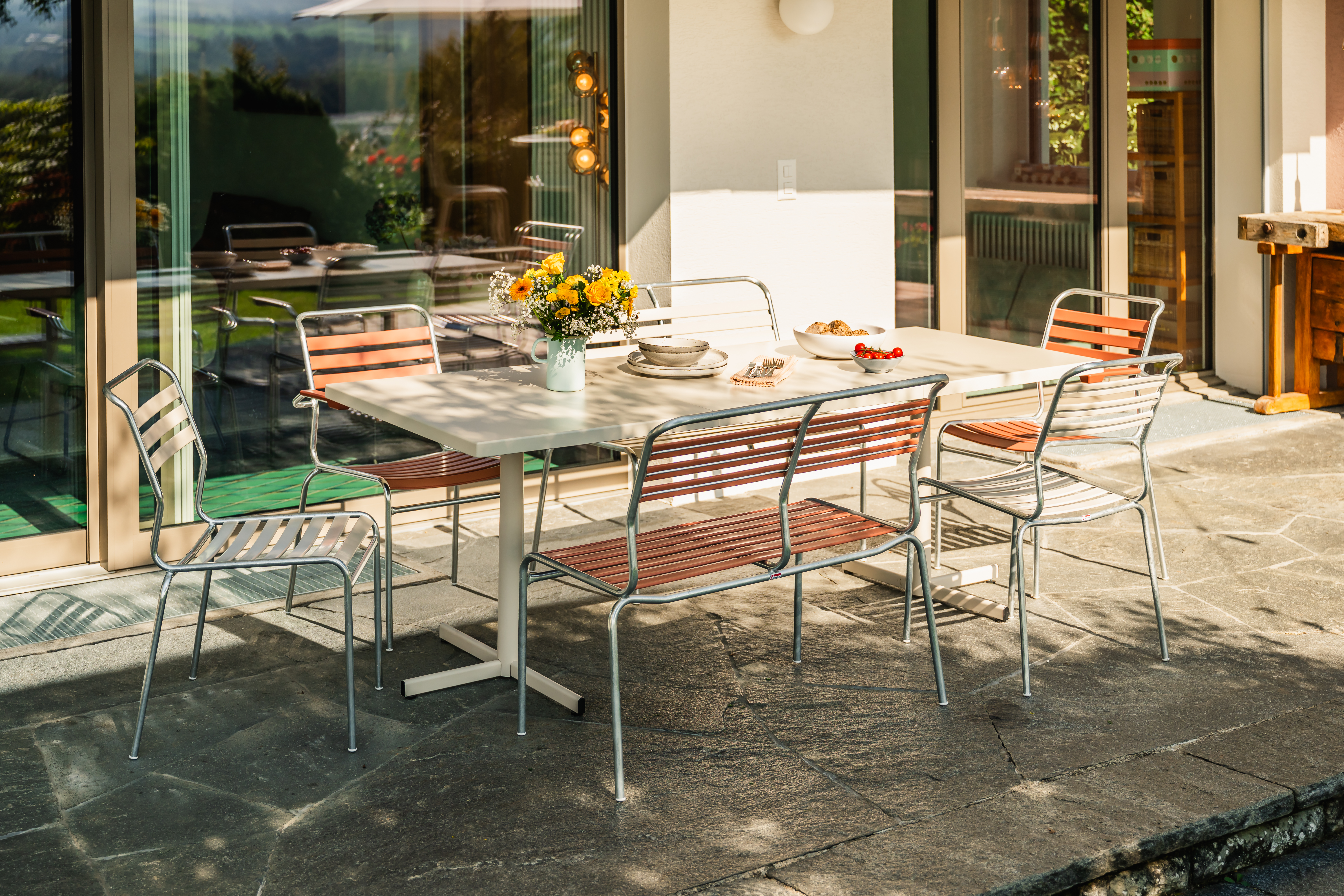 Banc Lättli Säntis avec accoudoirs Schaffner / Couleur : rouge