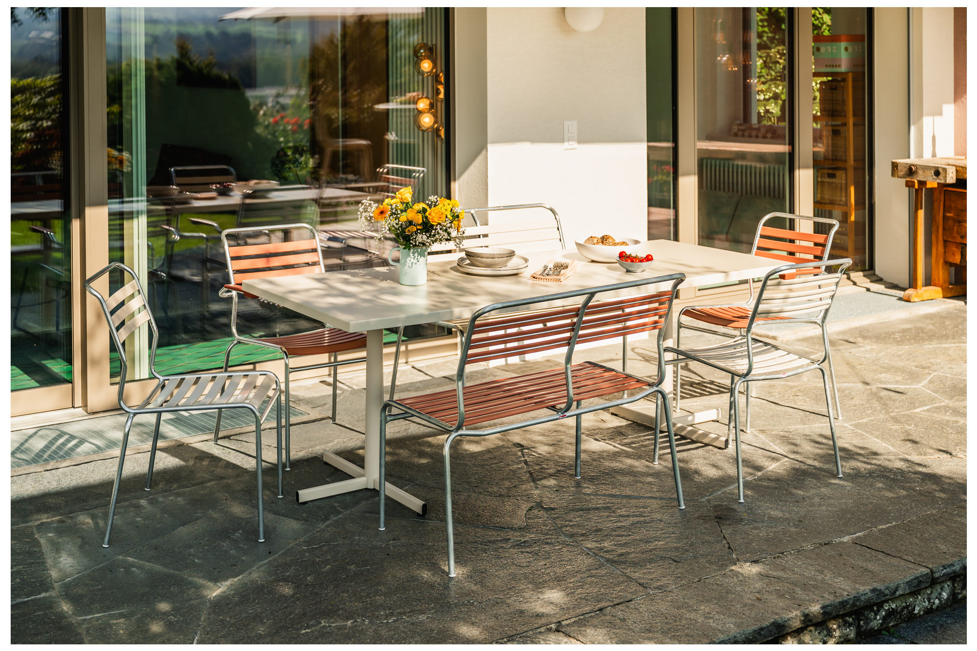 Banc Lättli Säntis avec accoudoirs Schaffner / Couleur : rouge