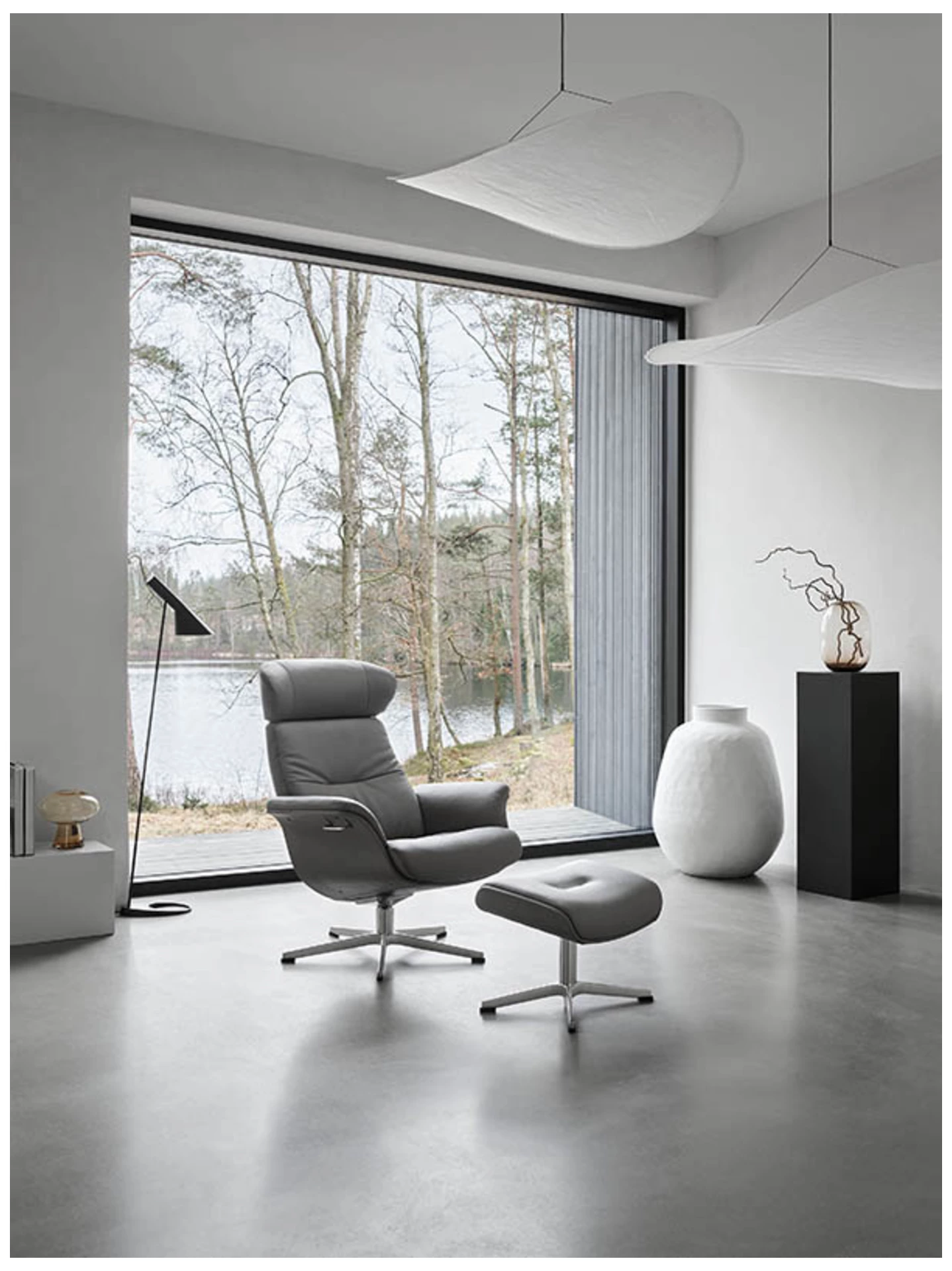 Hocker Time Out, Leder Schwarz, Holzschale Nussbaum, Eames Chair