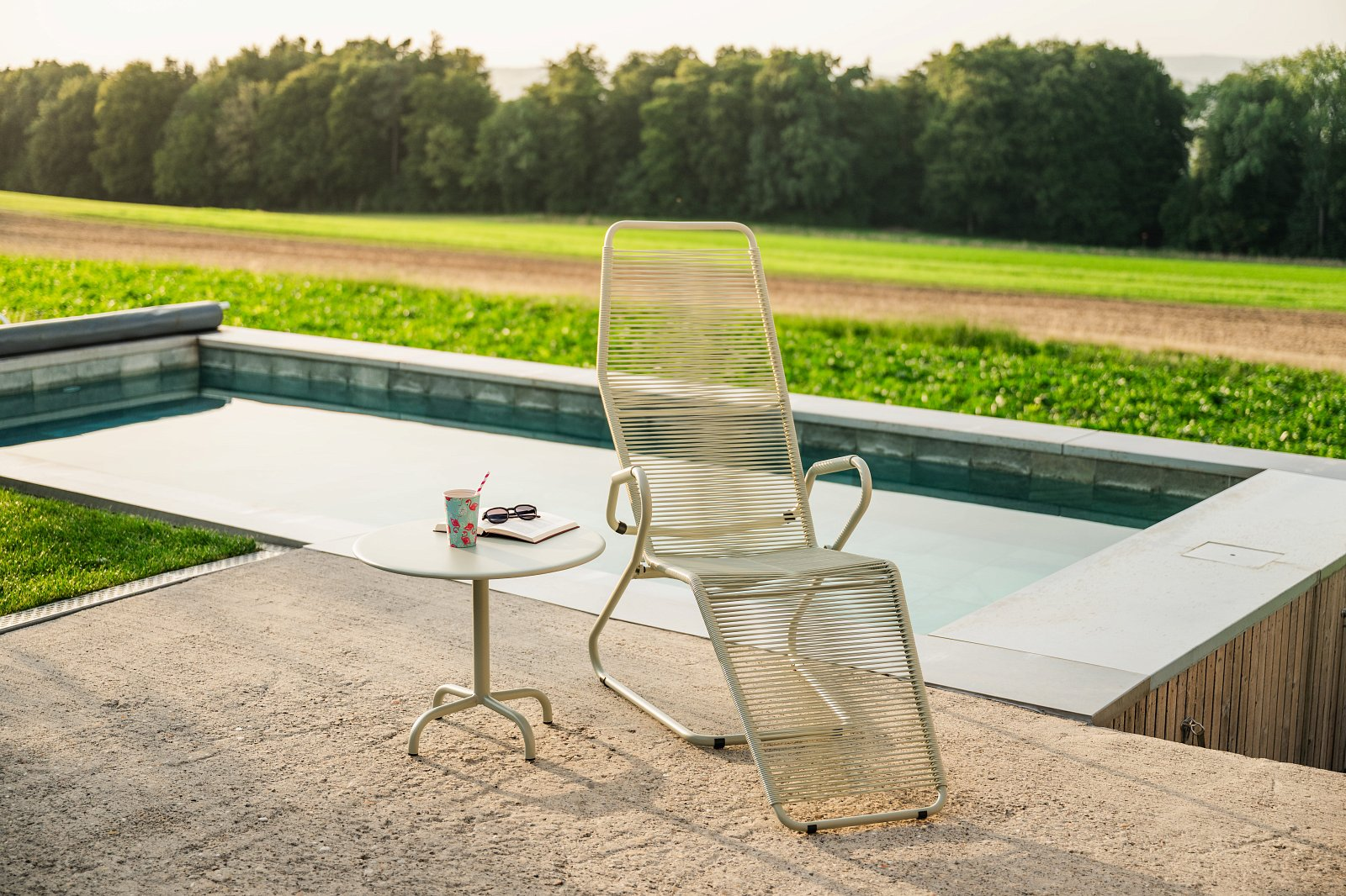 Chaise longue spaghetti Locarno de Schaffner / Couleur : vert clair / Dimensions : 61 x 137 cm