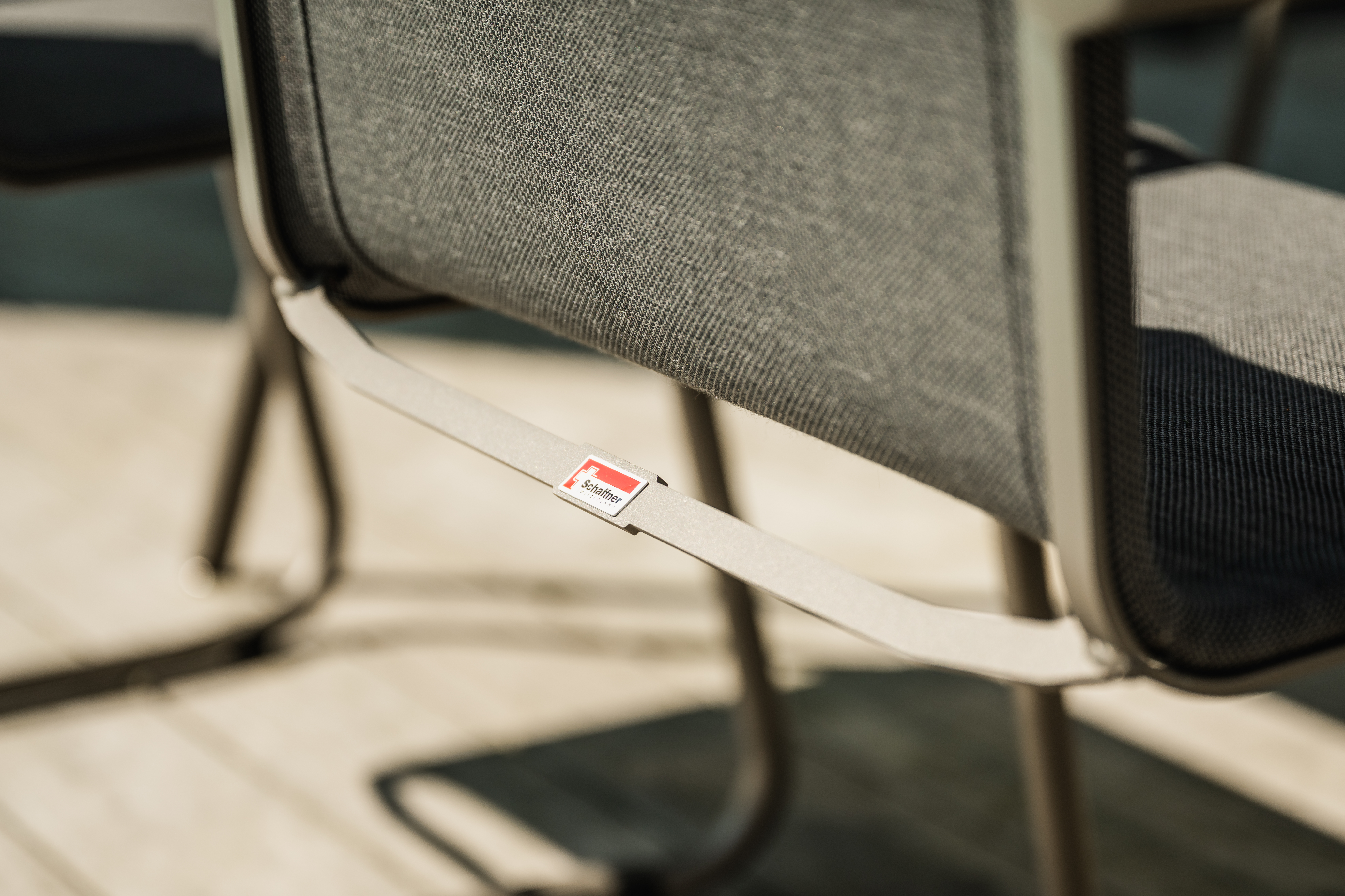 Freischwinger Locarno von Schaffner / Farbe: Weiss / Grösse: 57 x 65 cm