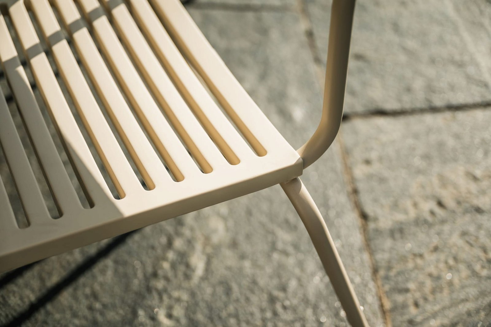 Gartenstuhl Lamello von Schaffner / Farbe: Pastellsand / Grösse: 56 x 59 cm
