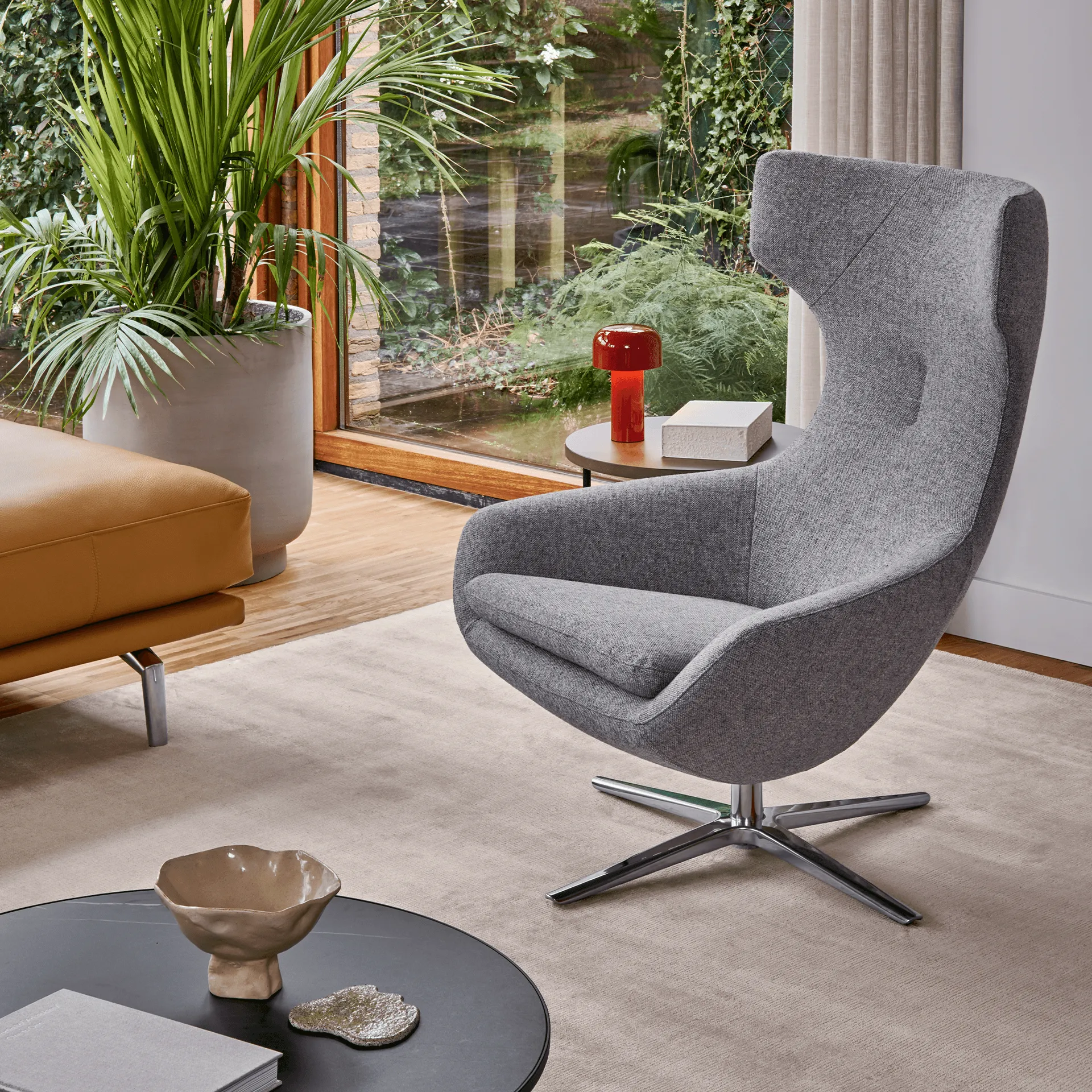 Sessel + Hocker Caruzzo Leolux / Farbe: Argile / Bezugsmaterial: Stoff