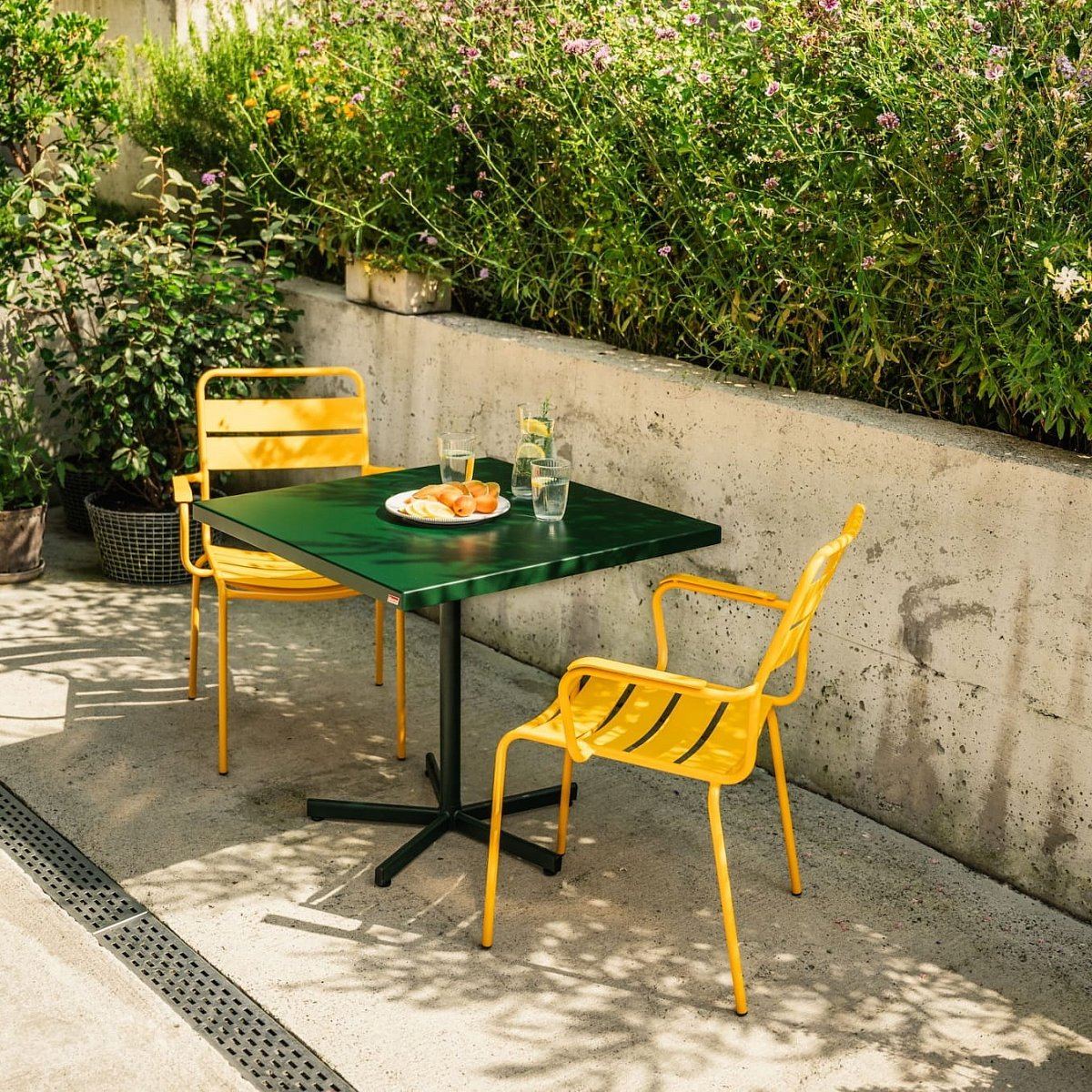 Bodensee square table from Schaffner / Colour: Fir green / Size: 70 x 70 cm