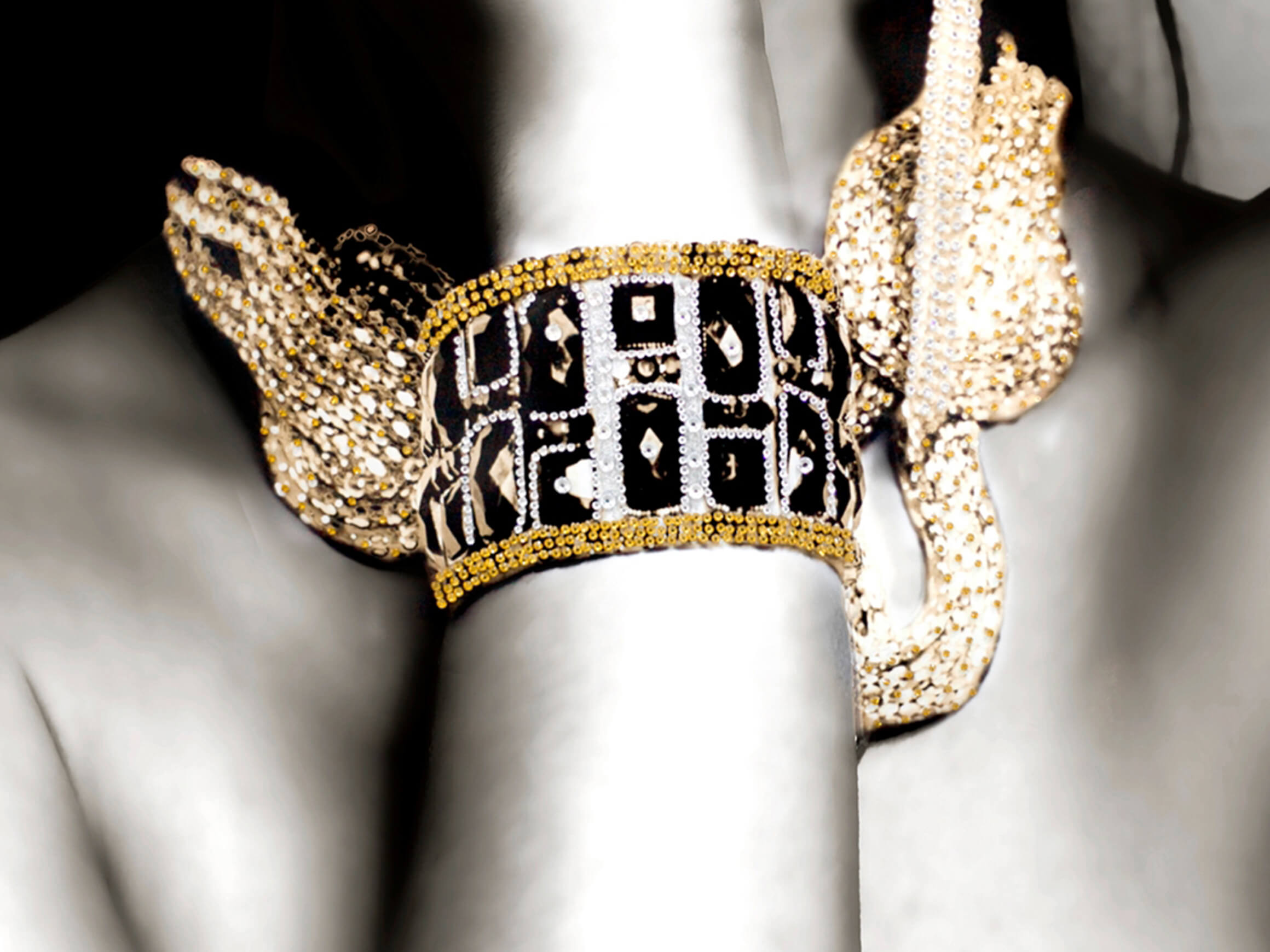 Digitaldruck auf Glas Schönheit mit Schlangenschmuck image LAND