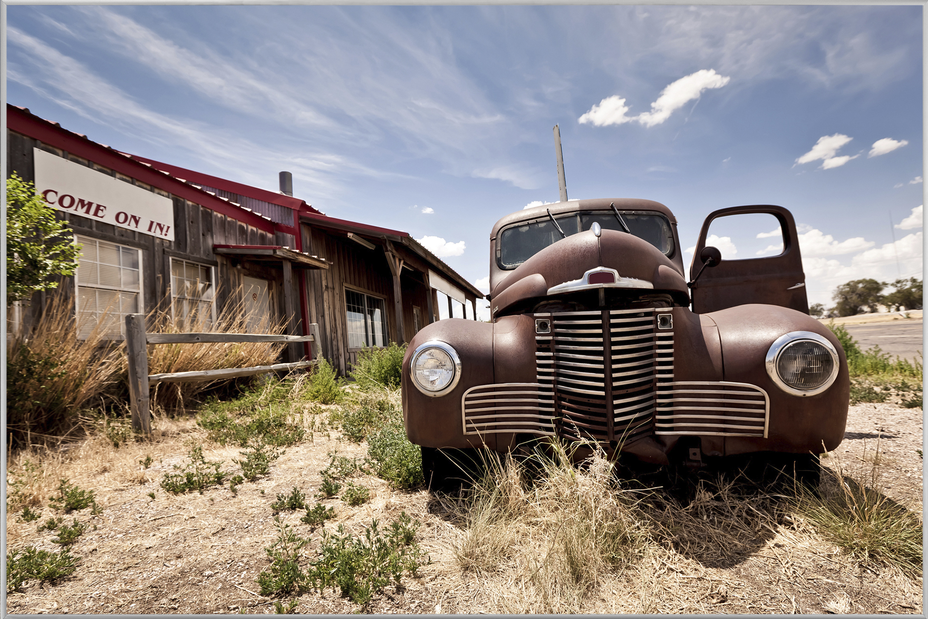 Bild mit Rahmen-Oldtimer in Der Wüste-image LAND