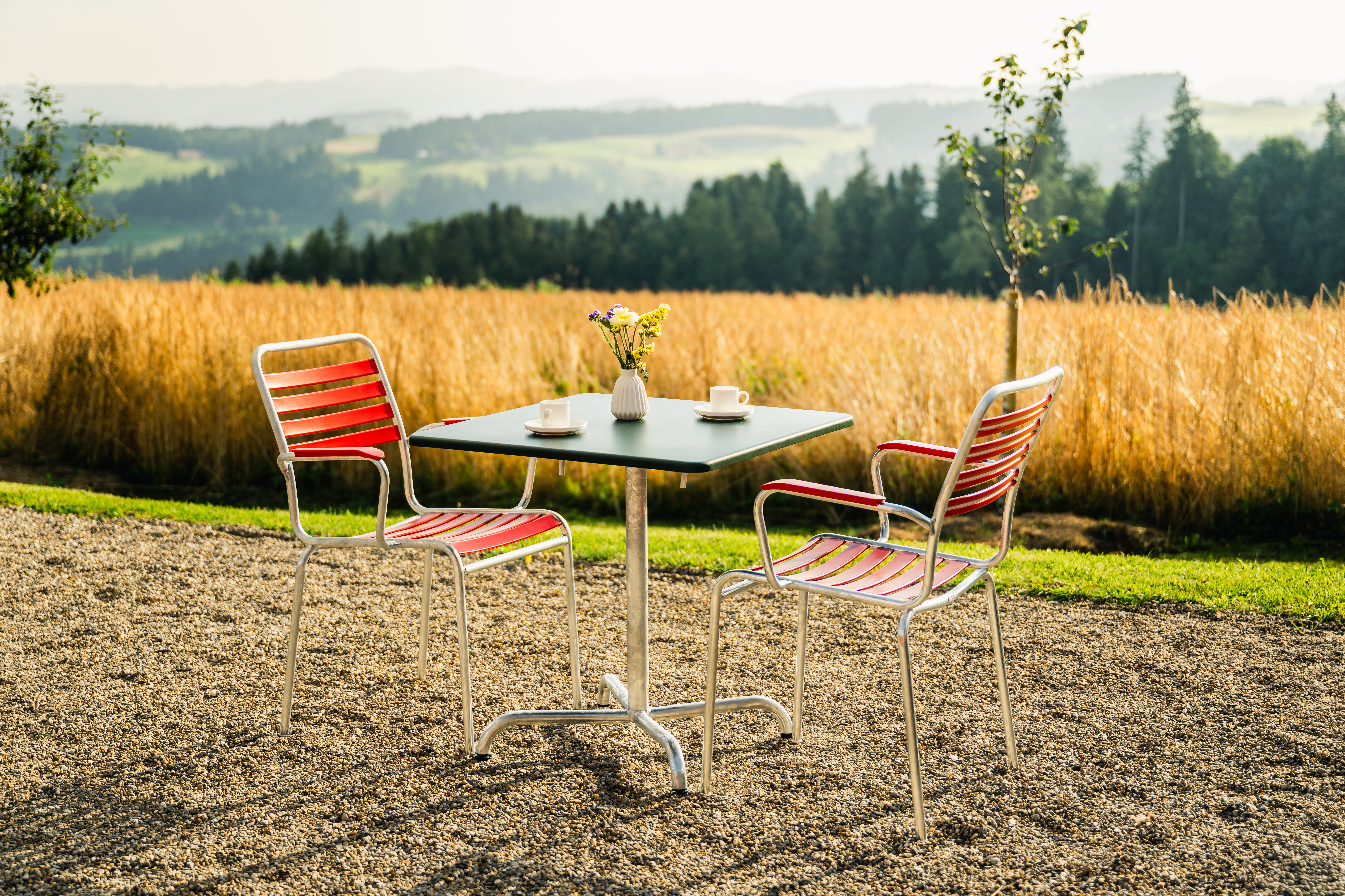 Table Davos Carré de Schaffner / Couleur : rouge érable / Dimensions : 70 x 70 cm