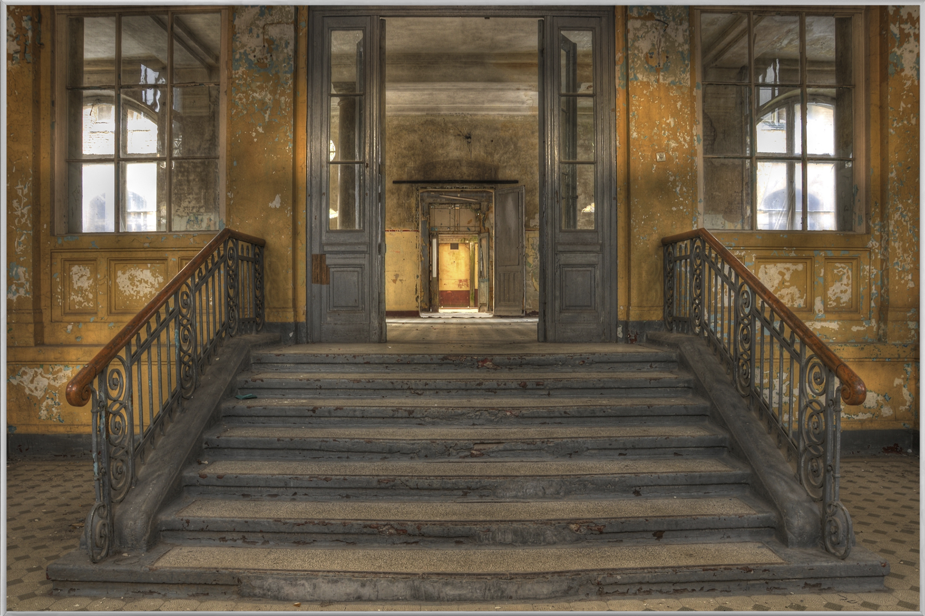 Bild mit Rahmen-Lost Place Treppe 3-image LAND