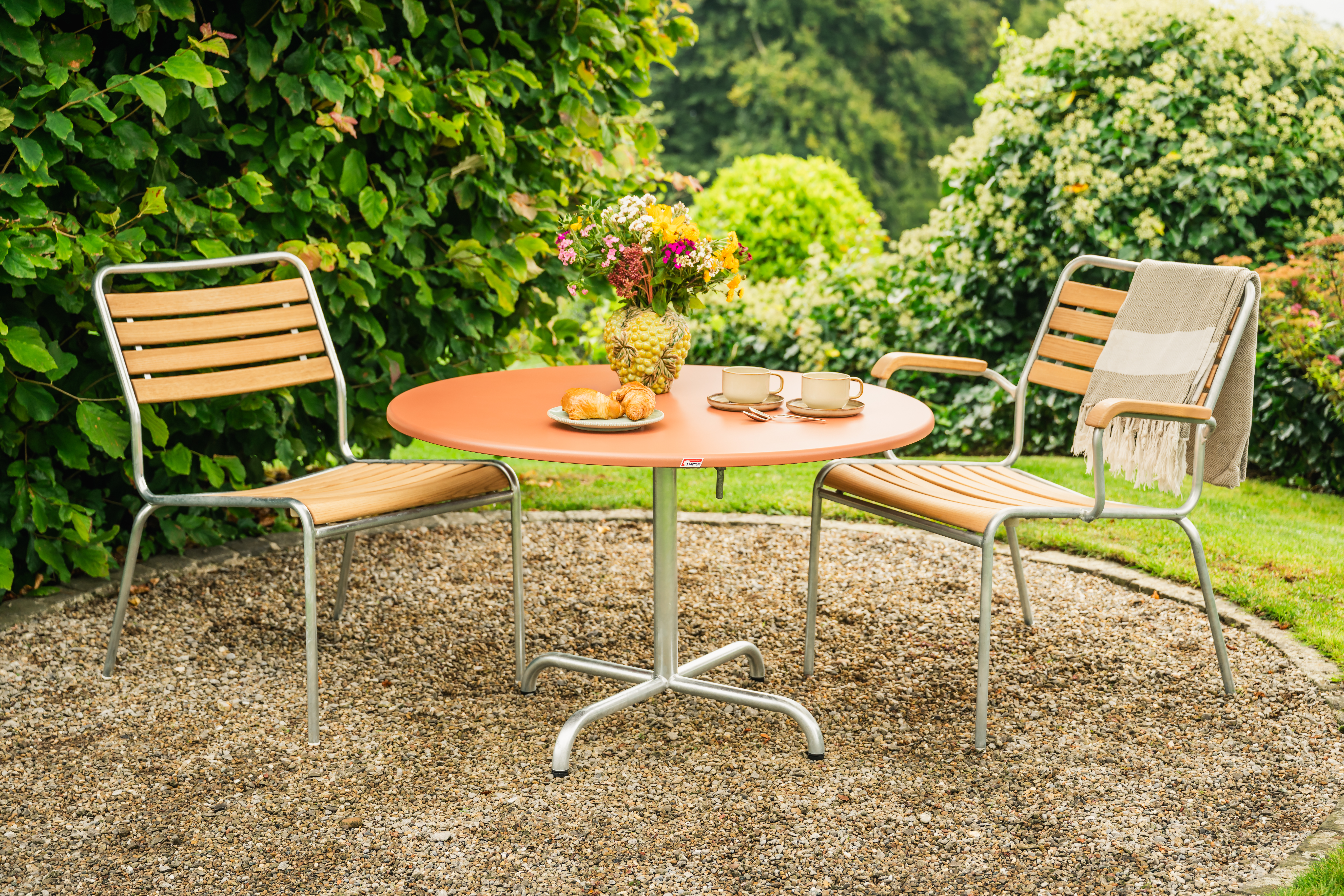 Holz-Lounger Rigi mit Armlehnen Feuerverzinkt von Schaffner / Farbe: Rot / Grösse: 50 x 78 cm