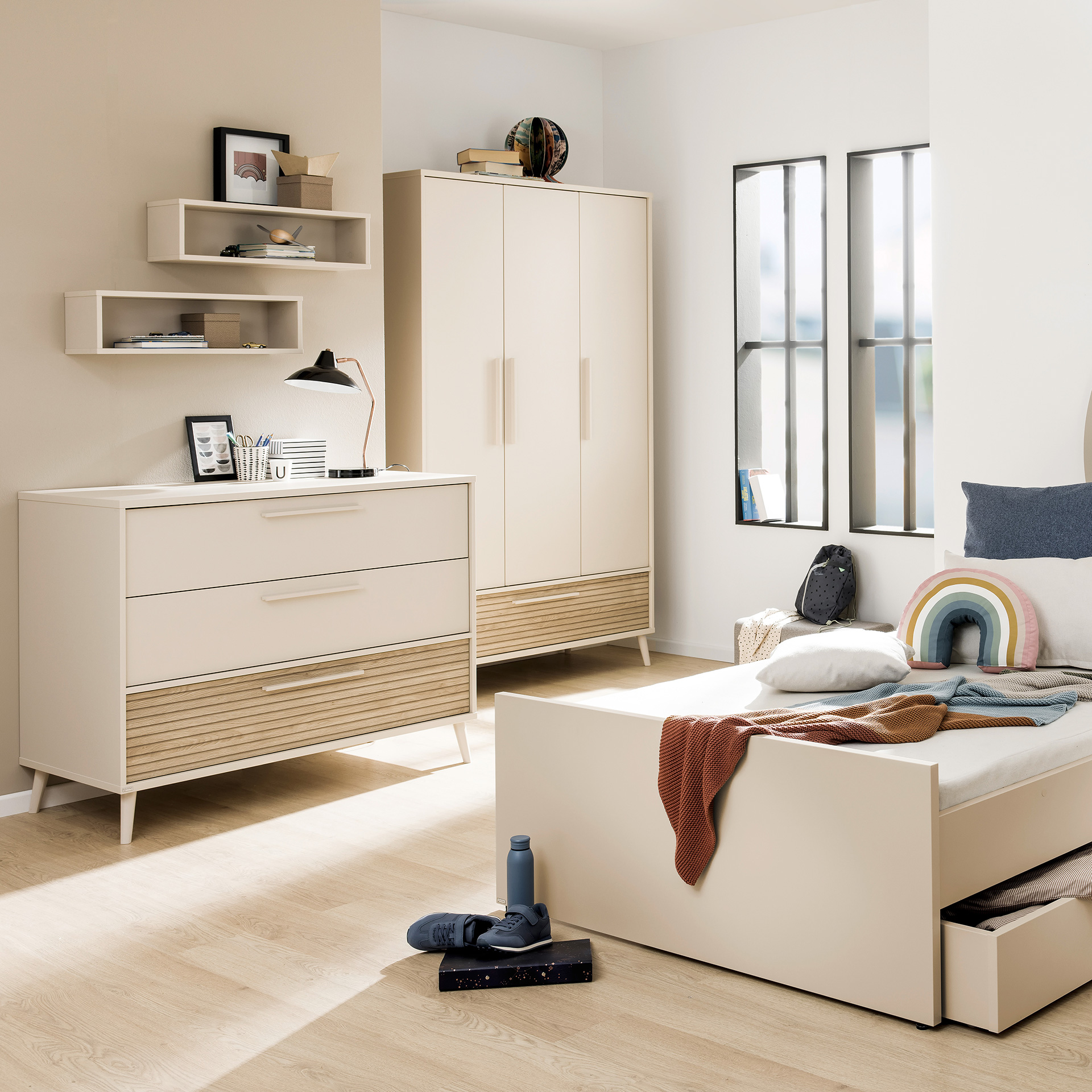3-türiger Kleiderschrank Eefje: Viel Stauraum, zeitloses Design, robuste Qualität. Organisieren Sie Ihre Garderobe stilvoll.