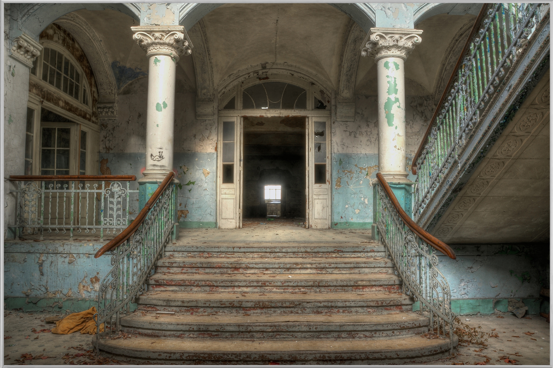 Bild mit Rahmen Lost Place Treppe 1 image LAND