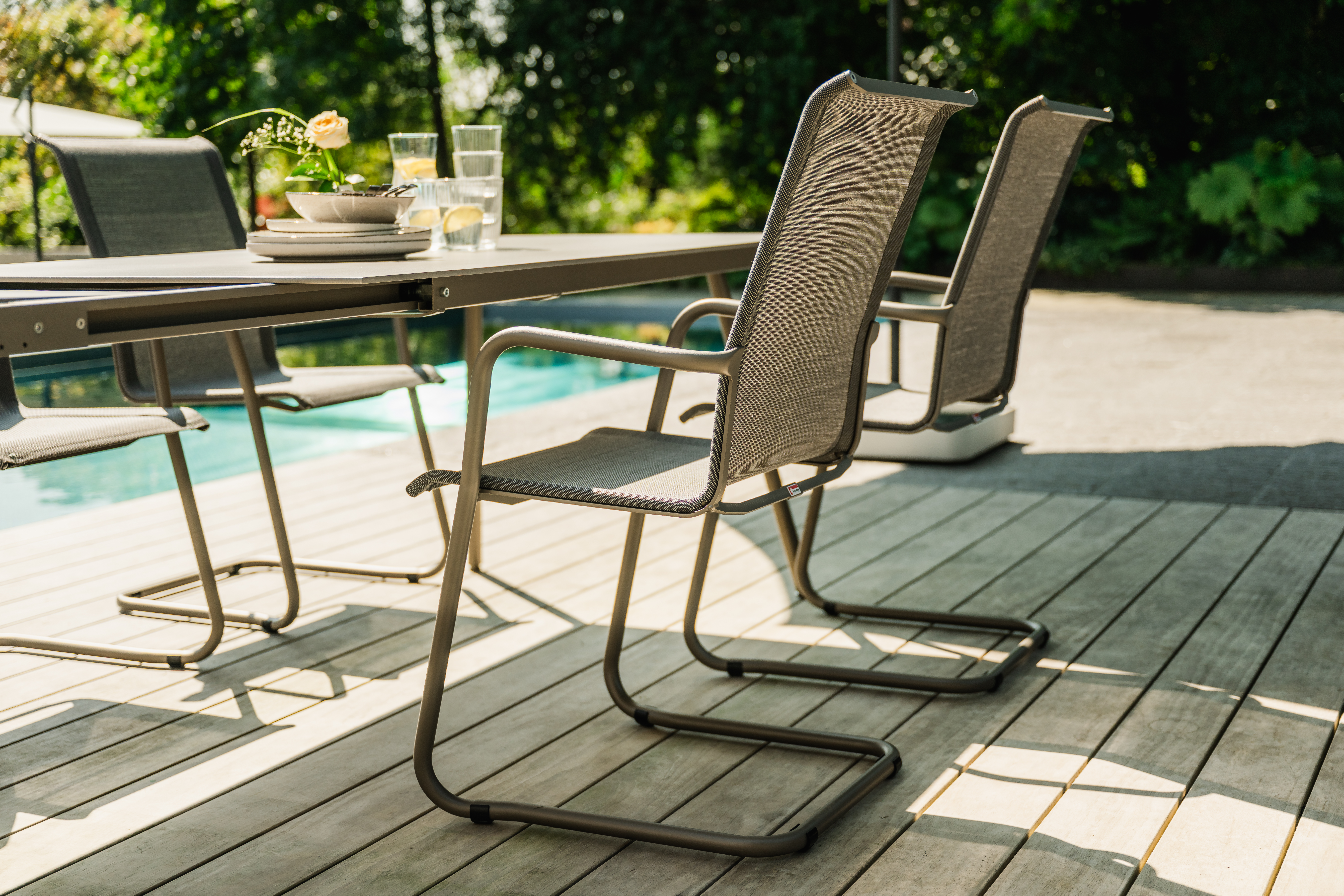 Freischwinger Locarno von Schaffner / Farbe: Weiss / Grösse: 57 x 65 cm