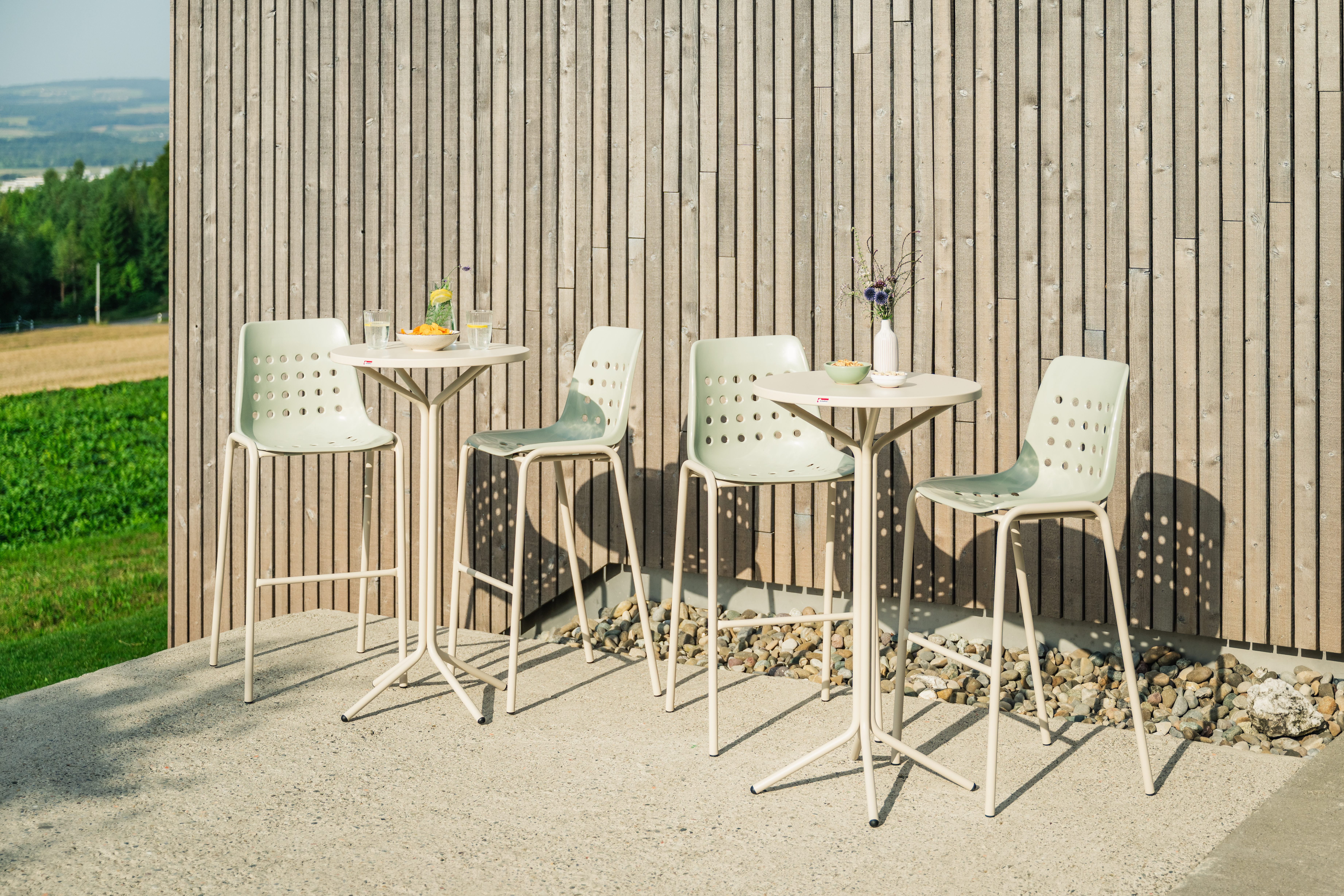 Table de bistrot métallique Pix ronde, galvanisée à chaud, de Schaffner / Couleur : vert clair / L x H : 60 x 72 cm